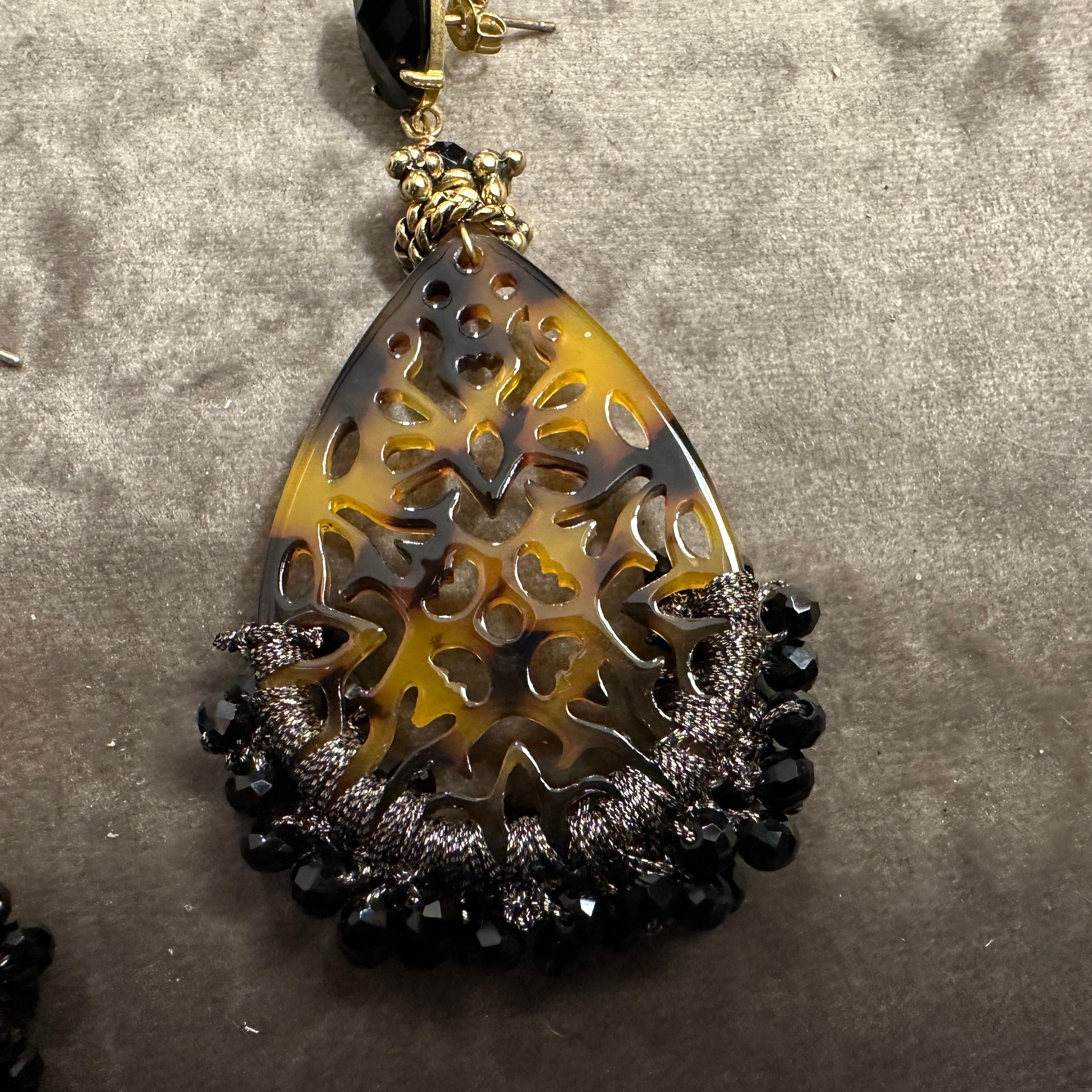 1990 Boucles d'oreilles chandelier en fausse écaille de tortue, lucite et onyx noir en vente 2