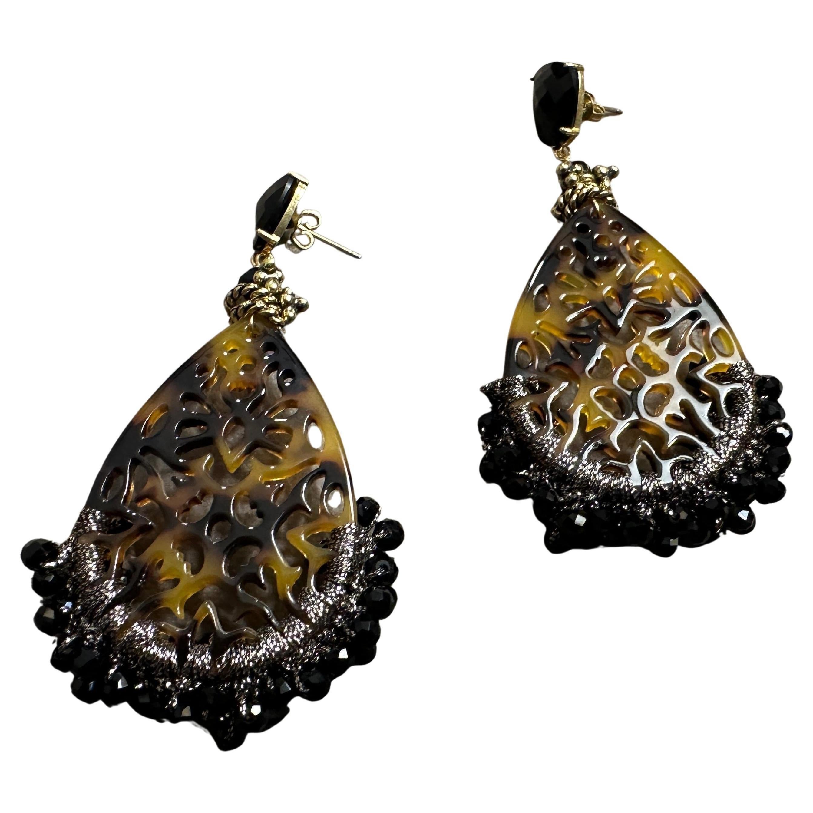1990 Boucles d'oreilles chandelier en fausse écaille de tortue, lucite et onyx noir en vente