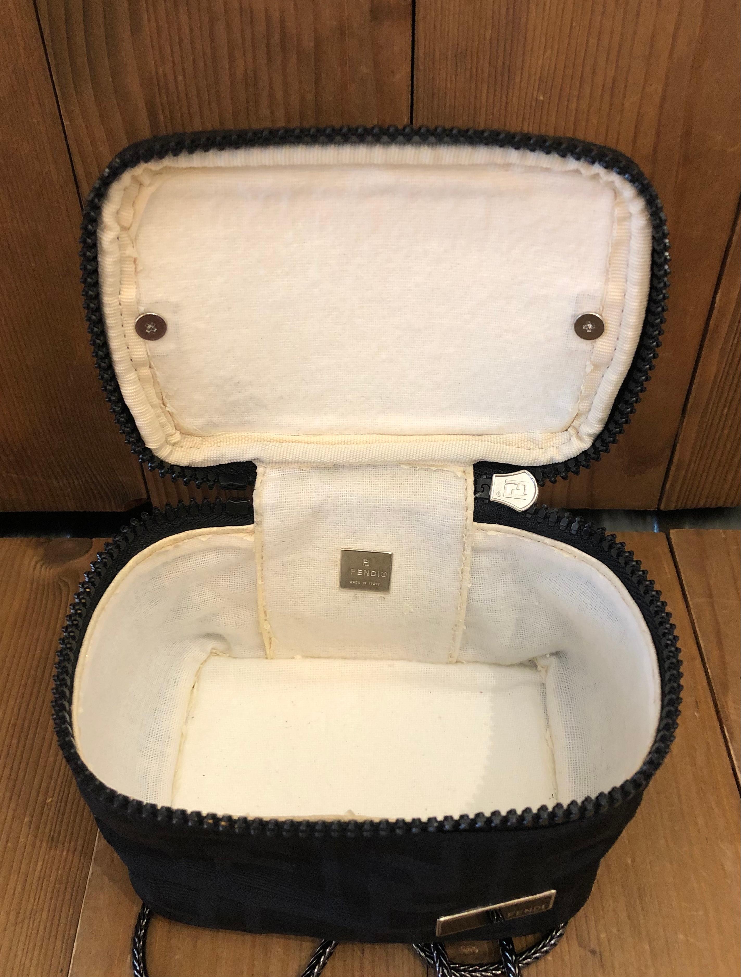 Mini pochette de toilette Zucca noire vintage FENDI des années 1990 modifiée en vente 3
