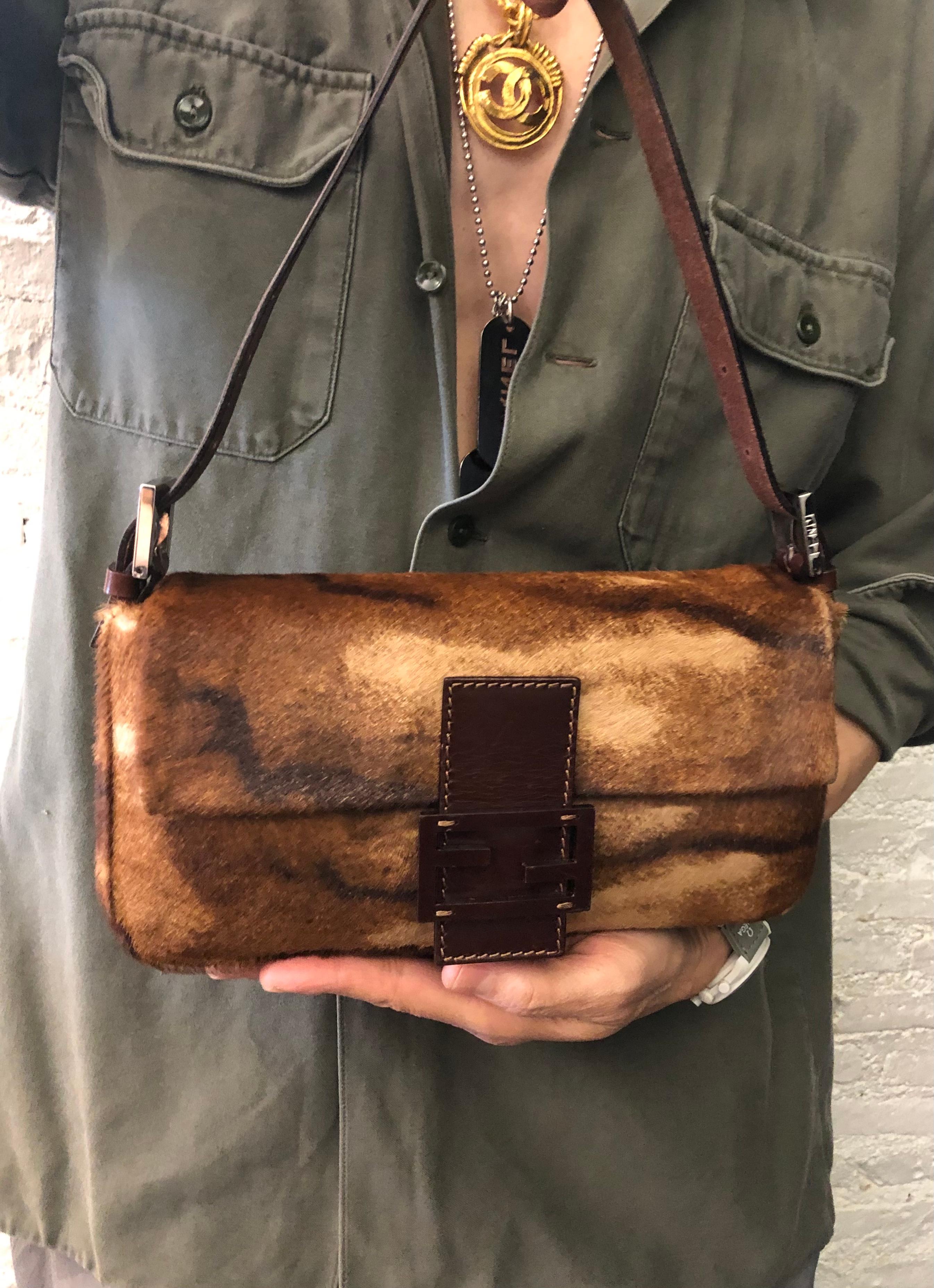 1990s Vintage FENDI Cow Leather Baguette Handbag Brown In Good Condition For Sale In Bangkok, TH