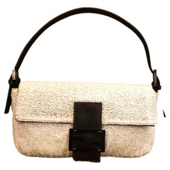 1990er FENDI Blassrosa perlenbesetzte Baguette-Handtasche