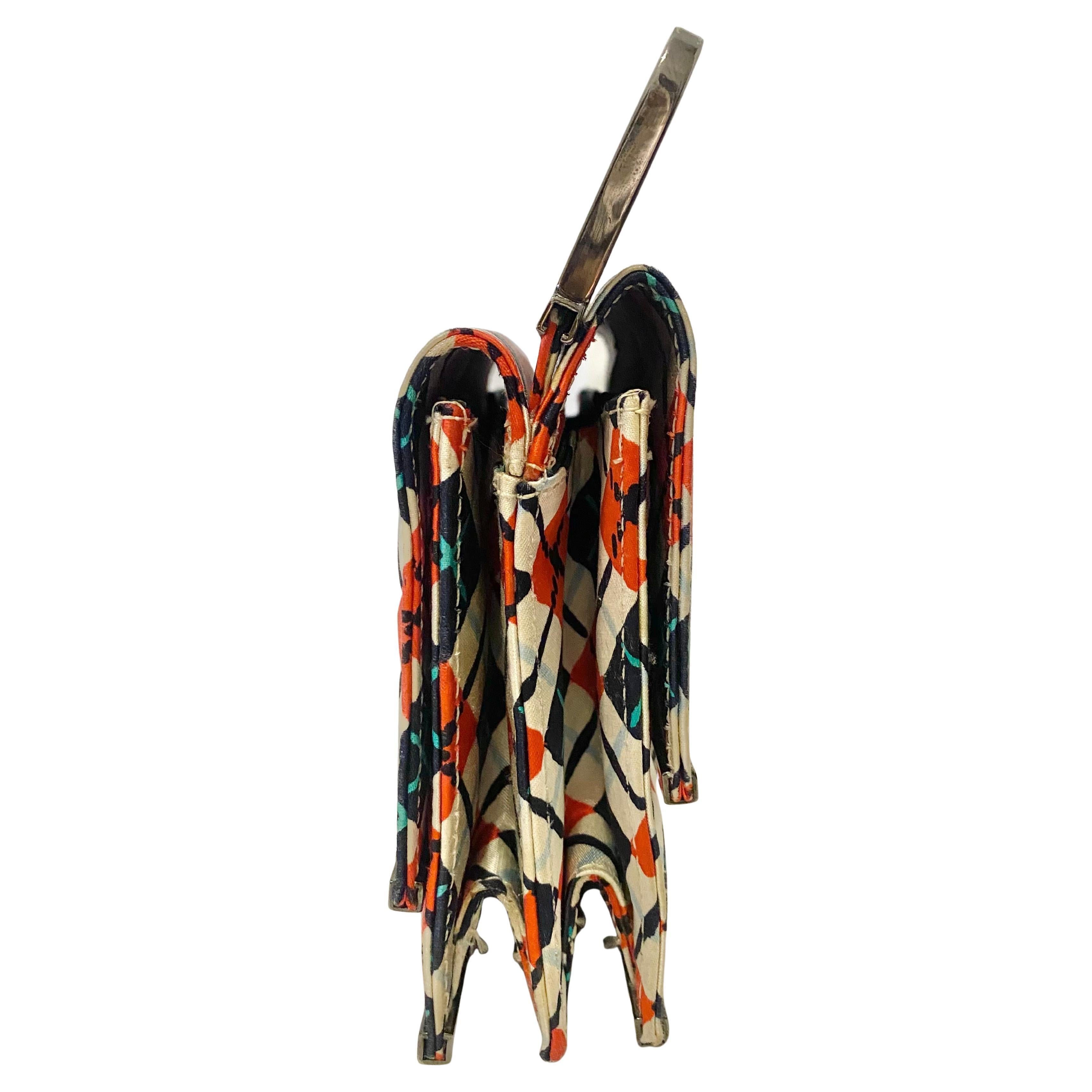 Gianni Versace Versus Rhombus Print Handtasche von Versus Versace aus den 1990er Jahren - ein zeitloses Sammlerstück, das die grafische und experimentelle Ästhetik des Hauses aus dieser Zeit perfekt verkörpert.

Diese rechteckige, kastenförmige