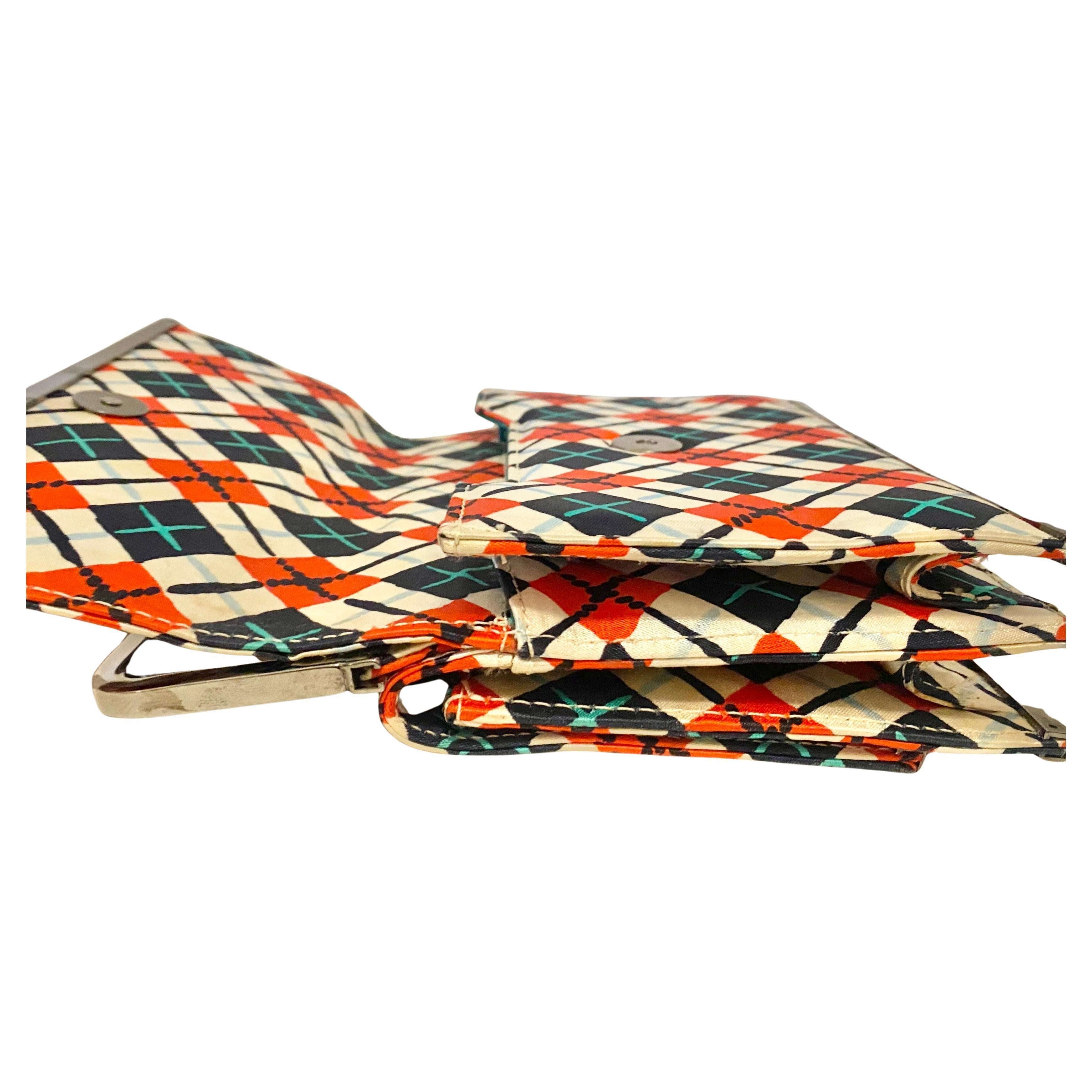 1990s Vintage Gianni Versace Versus Rhombus Druck Handtasche Metallic Griff (Beige) im Angebot