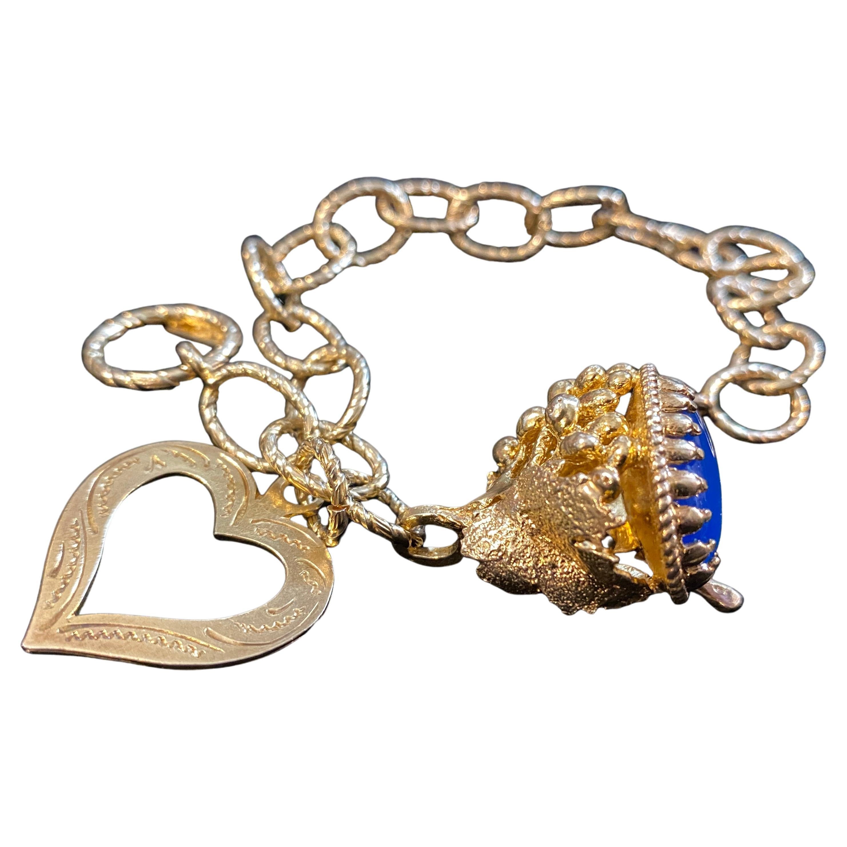 A never worn bronze bracelet with an oval blue agate cabochon and an heart clousure designed and manufactured in Italy by Anomis. Anomis was an italian small company in the context of vintage jewelry. However, the materials used, the craftsmanship