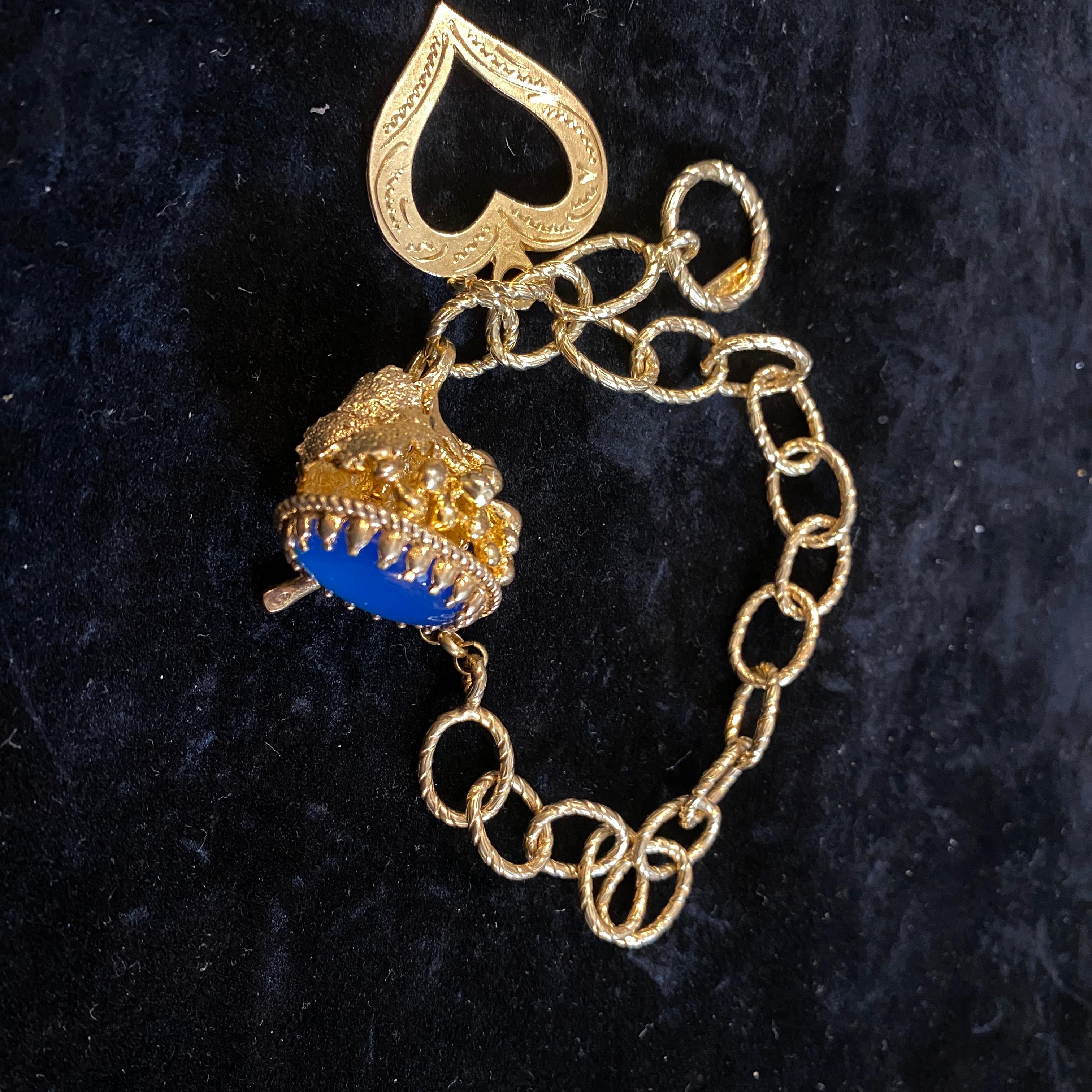 Italienisches Vintage-Charm-Armband aus vergoldeter Bronze und blauem Achat mit Cabochon, 1990er Jahre  (Retro) im Angebot