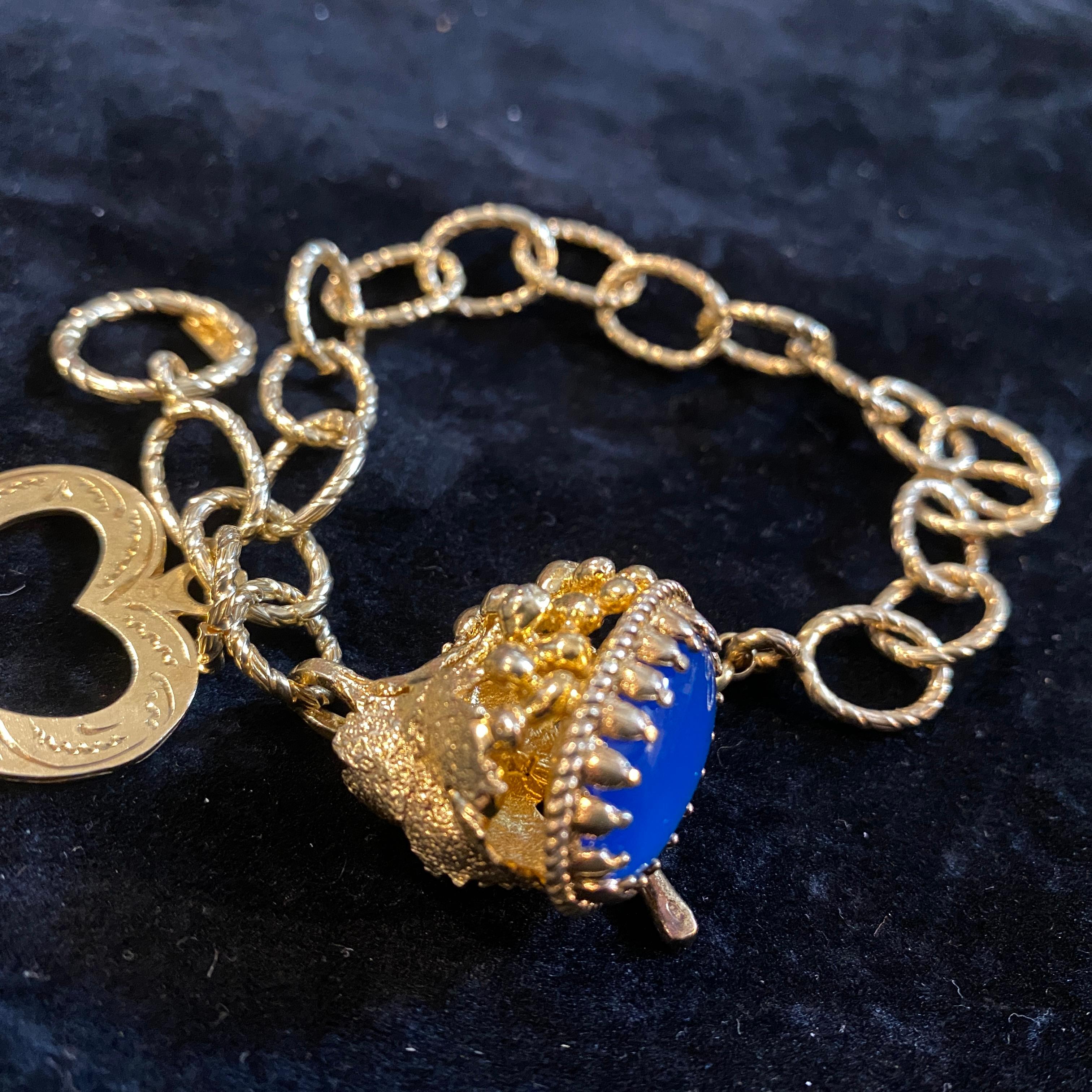 Italienisches Vintage-Charm-Armband aus vergoldeter Bronze und blauem Achat mit Cabochon, 1990er Jahre  im Zustand „Hervorragend“ im Angebot in Aci Castello, IT