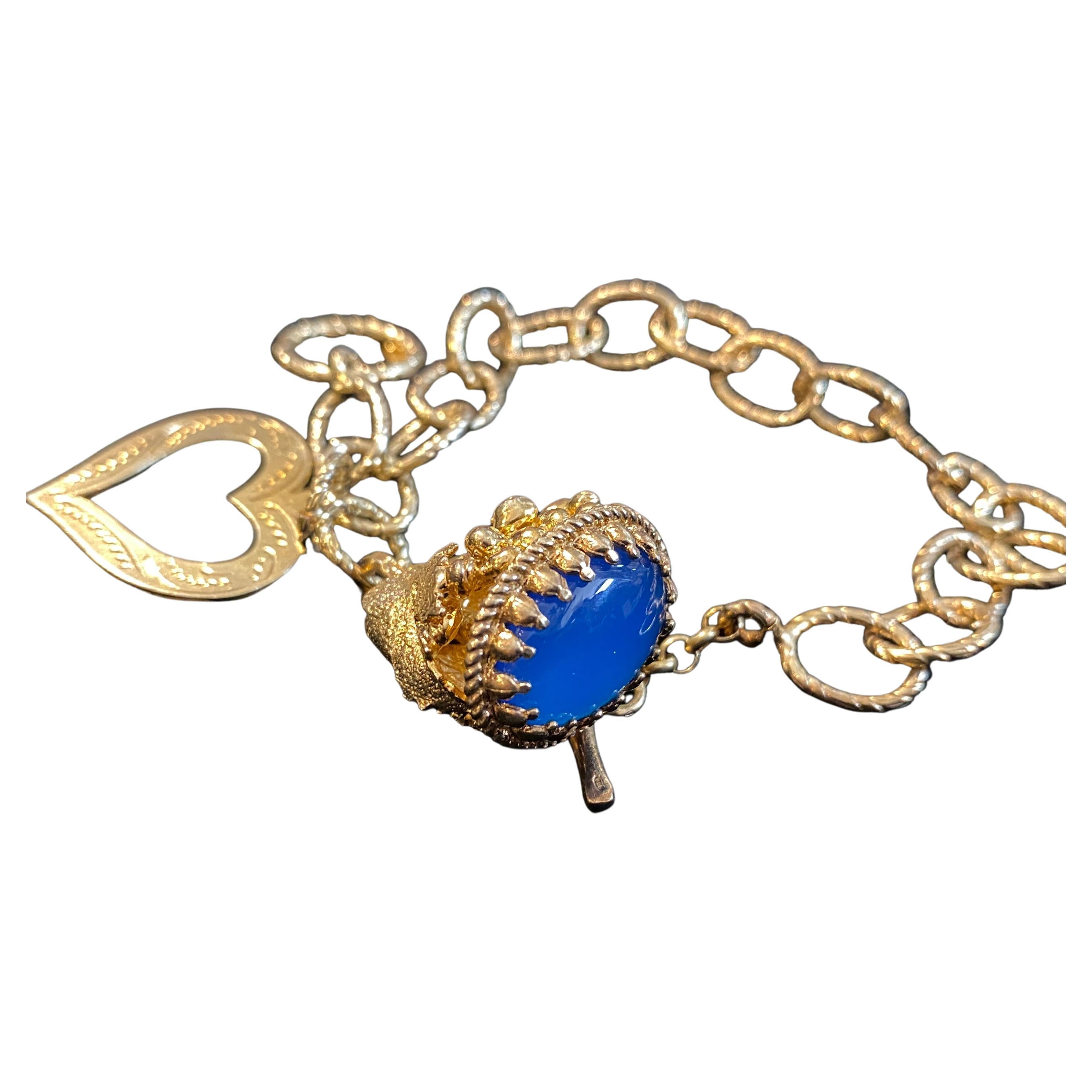 Italienisches Vintage-Charm-Armband aus vergoldeter Bronze und blauem Achat mit Cabochon, 1990er Jahre  im Angebot