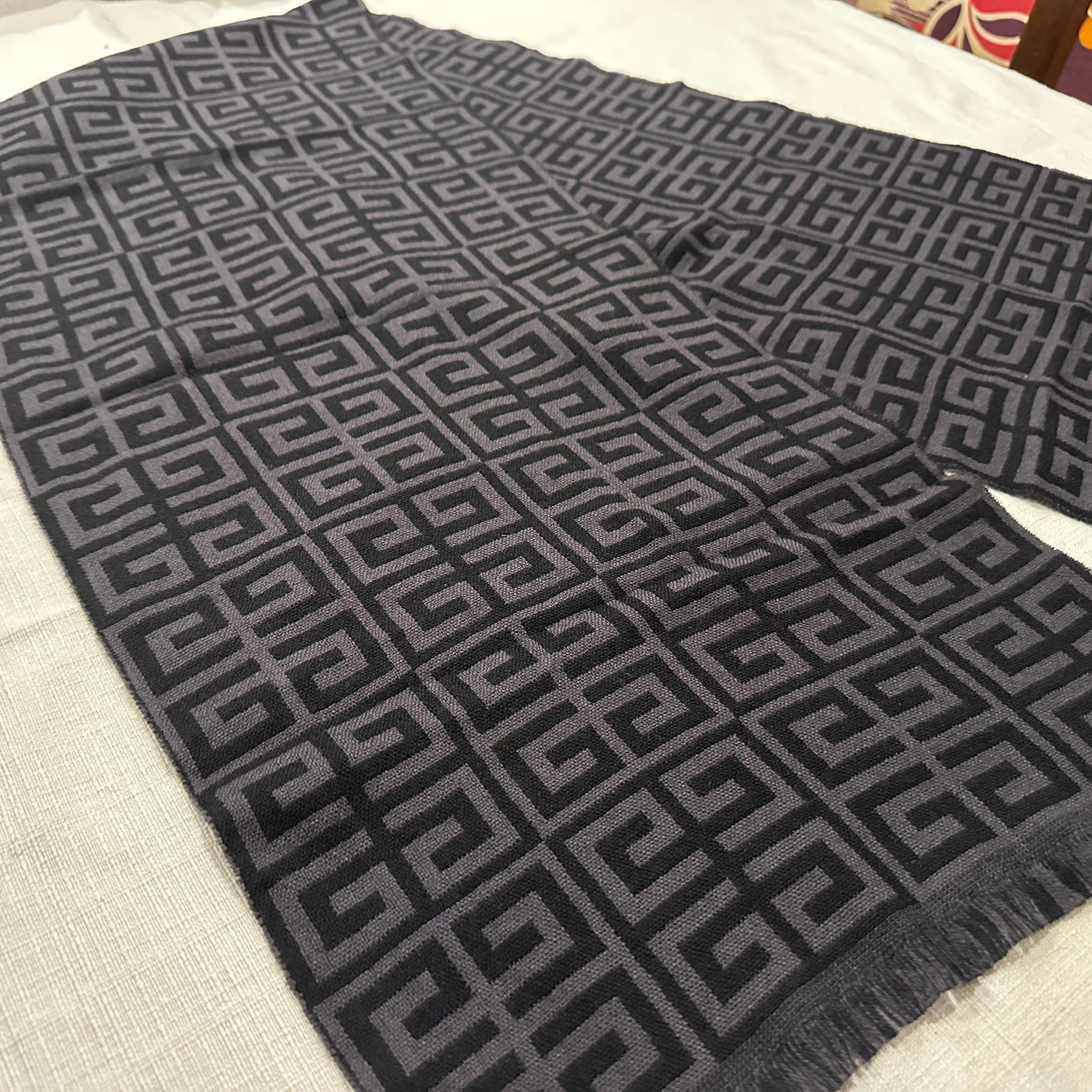 1990s Vintage Grey and Black Wool Continuous Logo Scarf by Givenchy In Excellent Condition For Sale In Aci Castello, IT