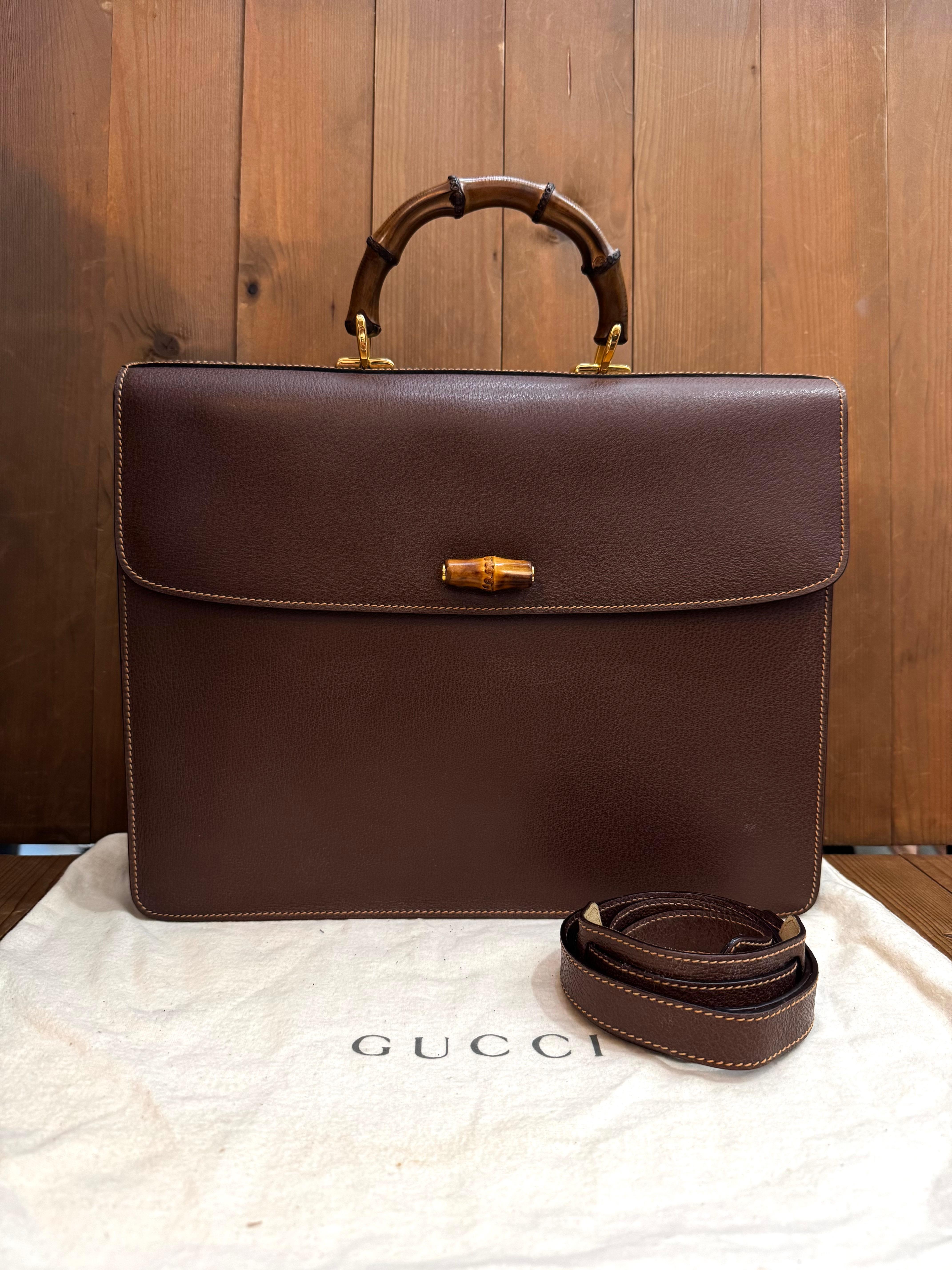 Ce porte-documents/attache en bambou vintage de Gucci est fabriqué en cuir de porc marron foncé, avec des ferrures dorées, une solide poignée en bambou et une bandoulière amovible du même cuir. La fermeture avant en bambou pressé s'ouvre sur un