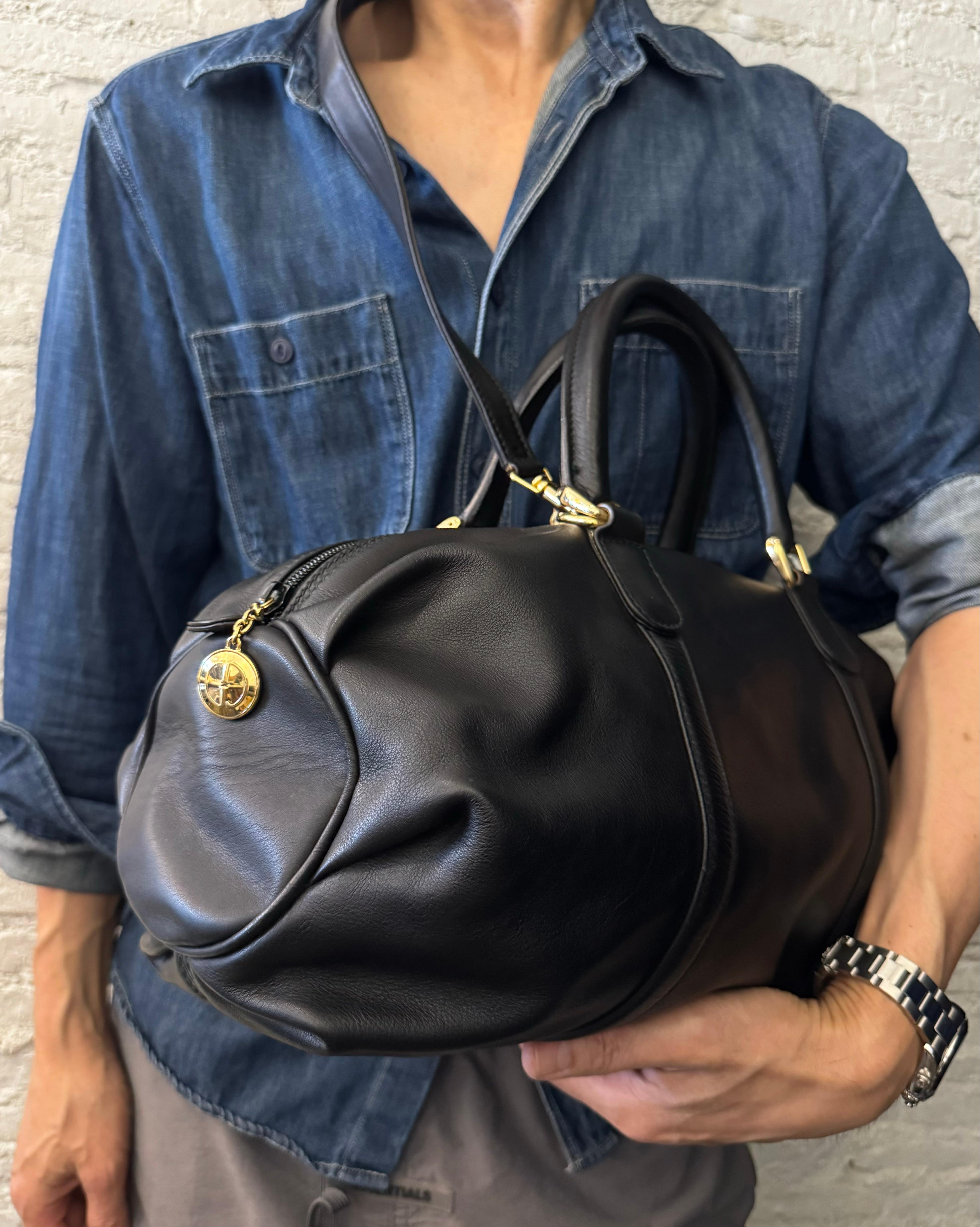 1990s Vintage GUCCI Calfskin Leather Boston Shoulder Bag Black Unisex In Excellent Condition For Sale In Bangkok, TH