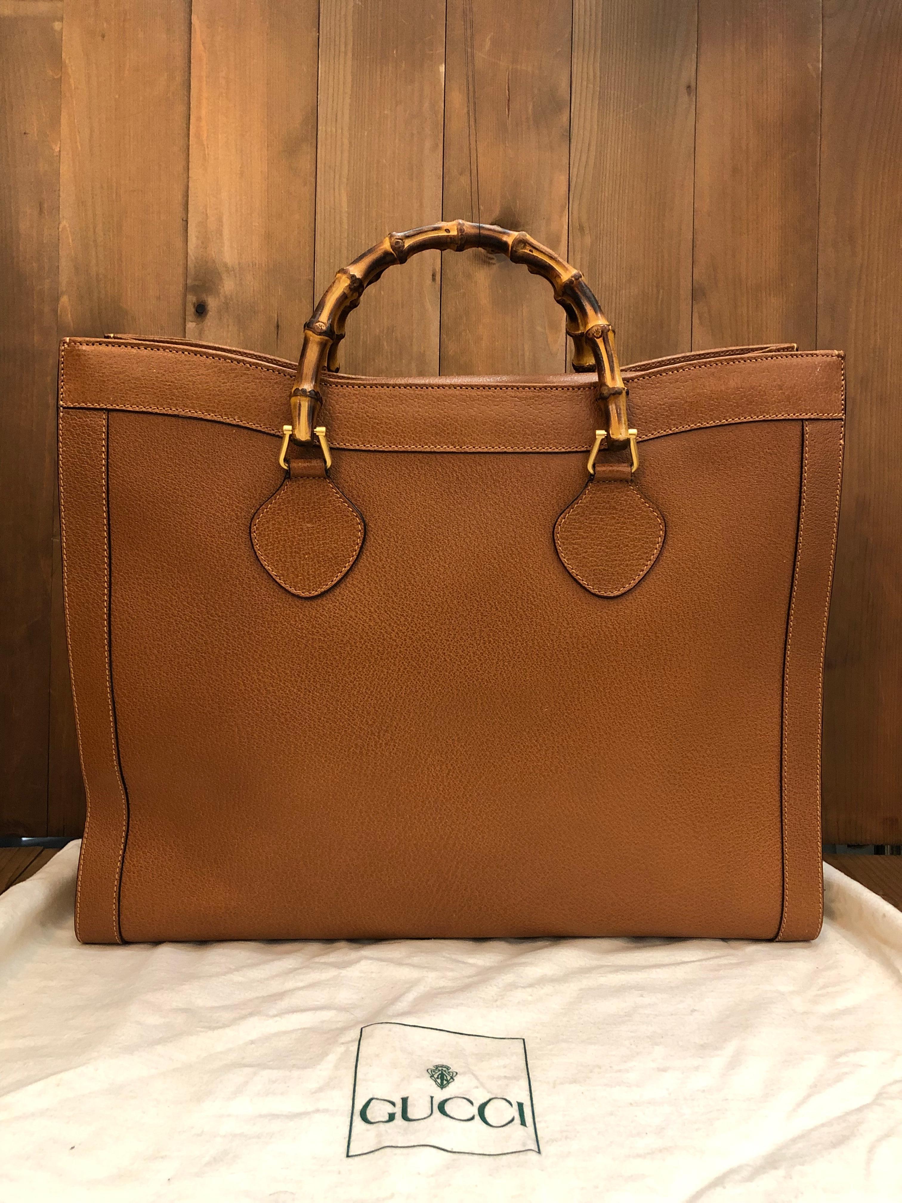 Ce grand sac à main vintage en bambou Diana de Gucci a été réalisé en cuir de porc marron avec des accessoires dorés et des poignées en bambou. La fermeture magnétique supérieure s'ouvre sur un nouvel intérieur beige comprenant deux compartiments