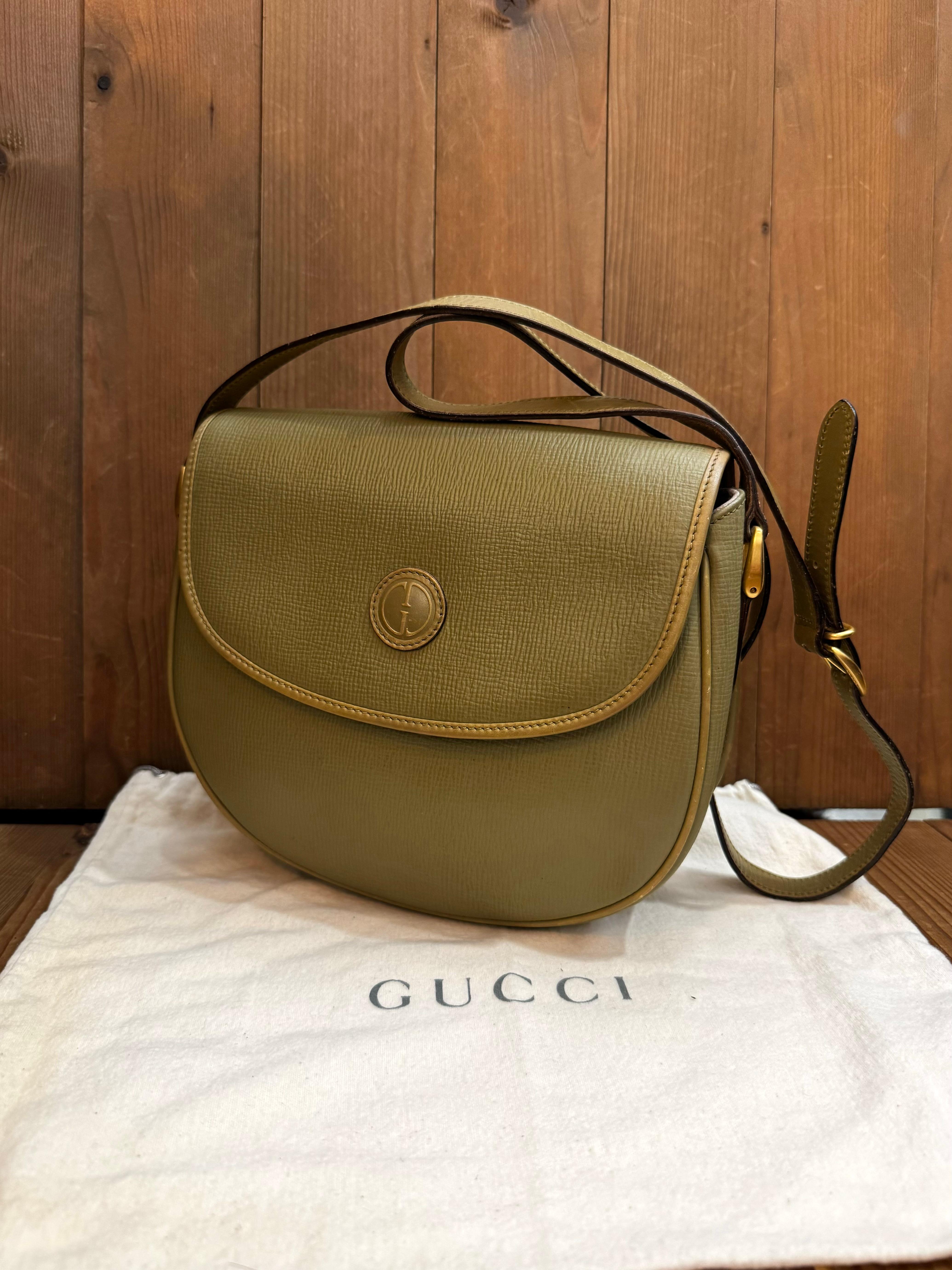 Ce sac crossbody vintage de Gucci est réalisé en cuir de veau texturé de couleur verte et comporte des accessoires dorés mats. Le rabat avant à fermeture magnétique s'ouvre sur un luxueux intérieur en nubuck doté d'une pochette zippée. Fabriquées en