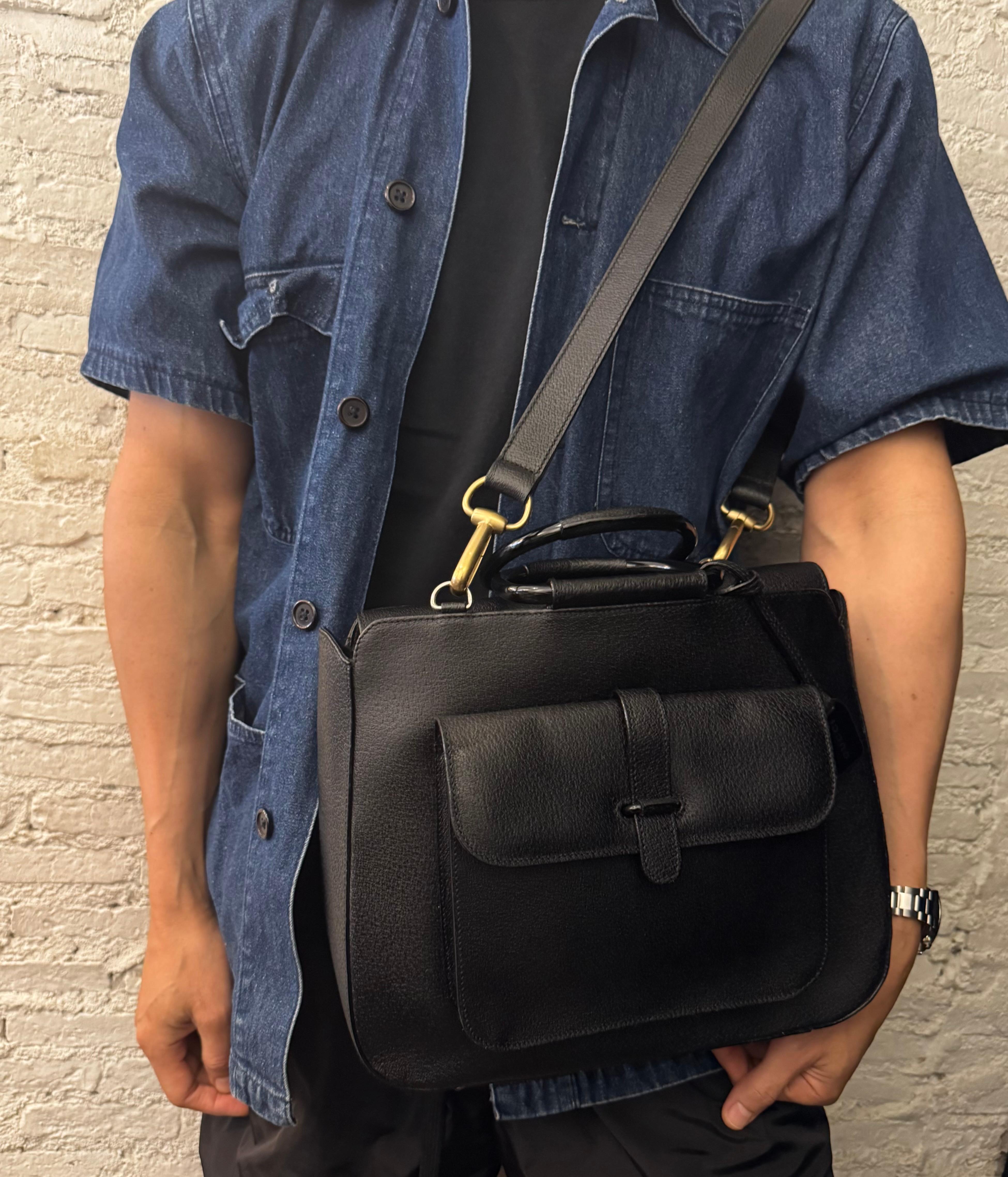 1990s Vintage GUCCI Leather Tote Bag Black Medium In Good Condition For Sale In Bangkok, TH