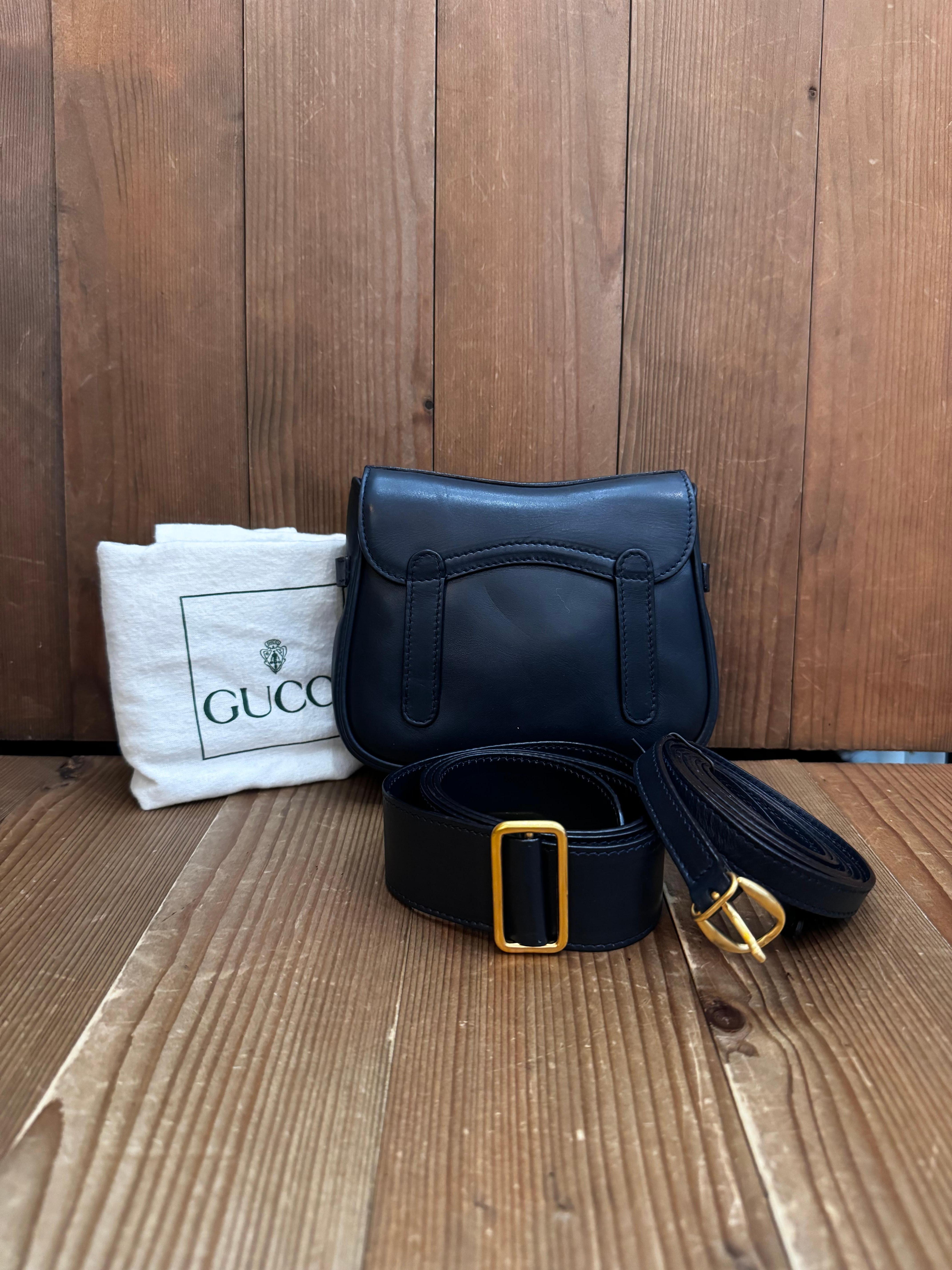 1990s Vintage GUCCI Mini Calfskin Leather Saddle Crossbody Belt Bag Navy Two-Way In Excellent Condition For Sale In Bangkok, TH