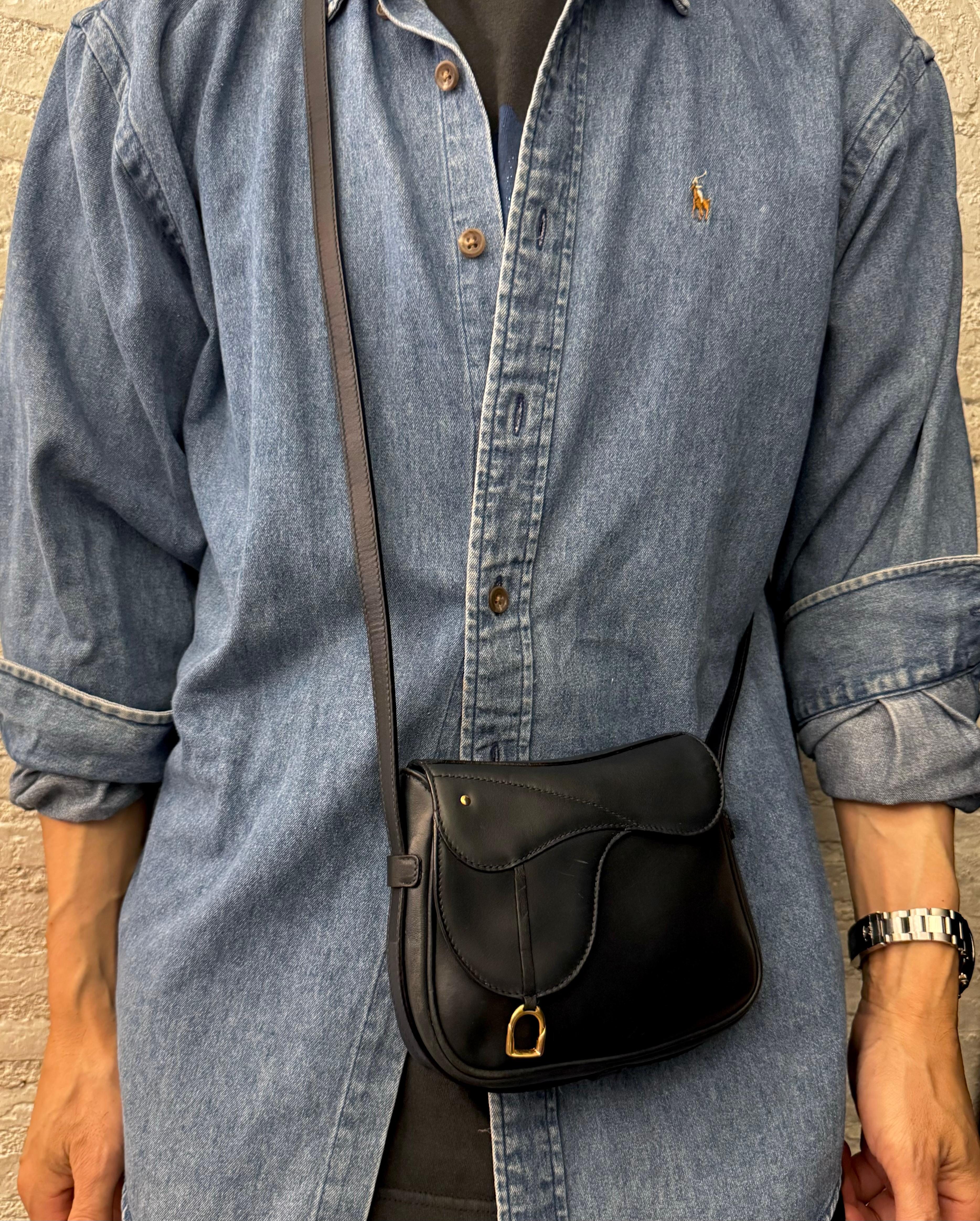 1990s Vintage GUCCI Mini Calfskin Leather Saddle Two-Way Crossbody Belt Bag Navy For Sale 5