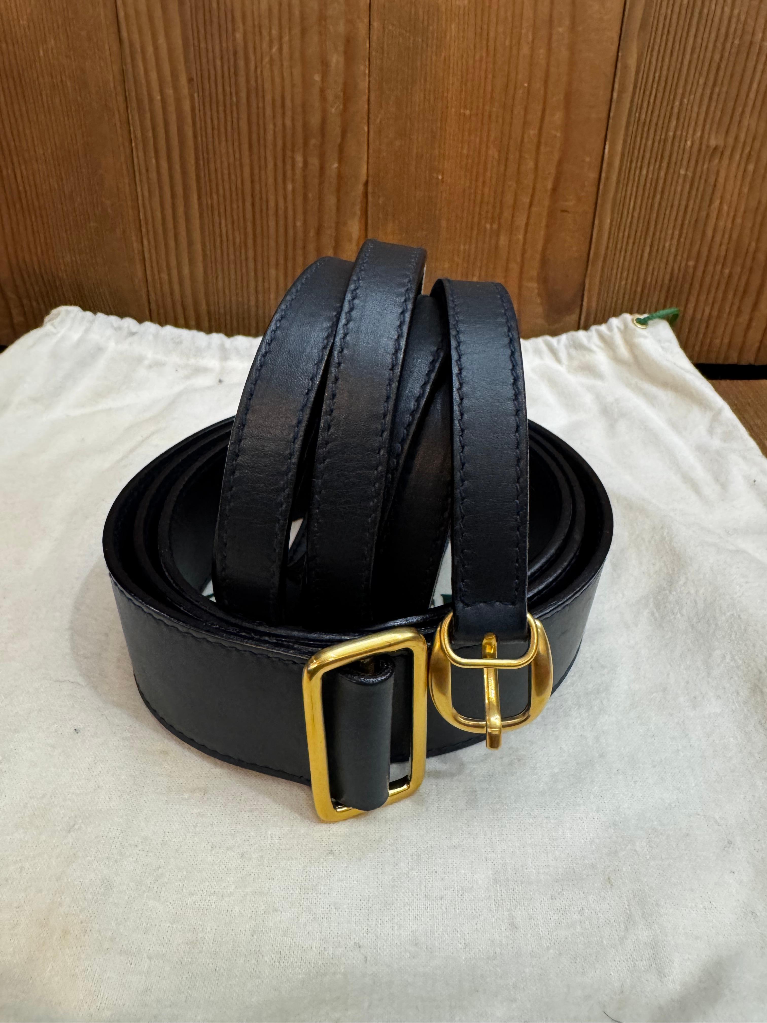 1990s Vintage GUCCI Mini Calfskin Leather Saddle Two-Way Crossbody Belt Bag Navy For Sale 2