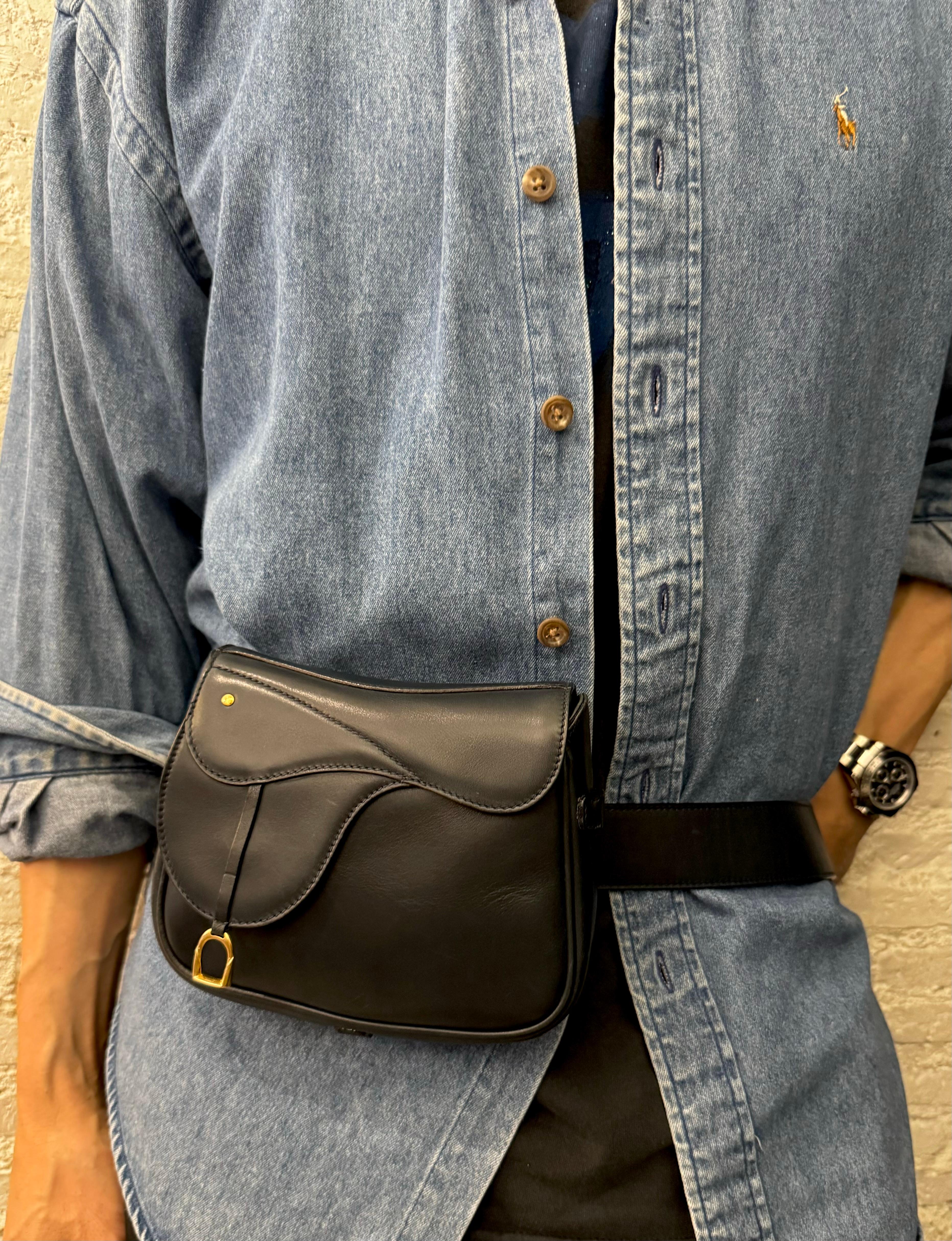 1990s Vintage GUCCI Mini Calfskin Leather Saddle Two-Way Crossbody Belt Bag Navy For Sale 4