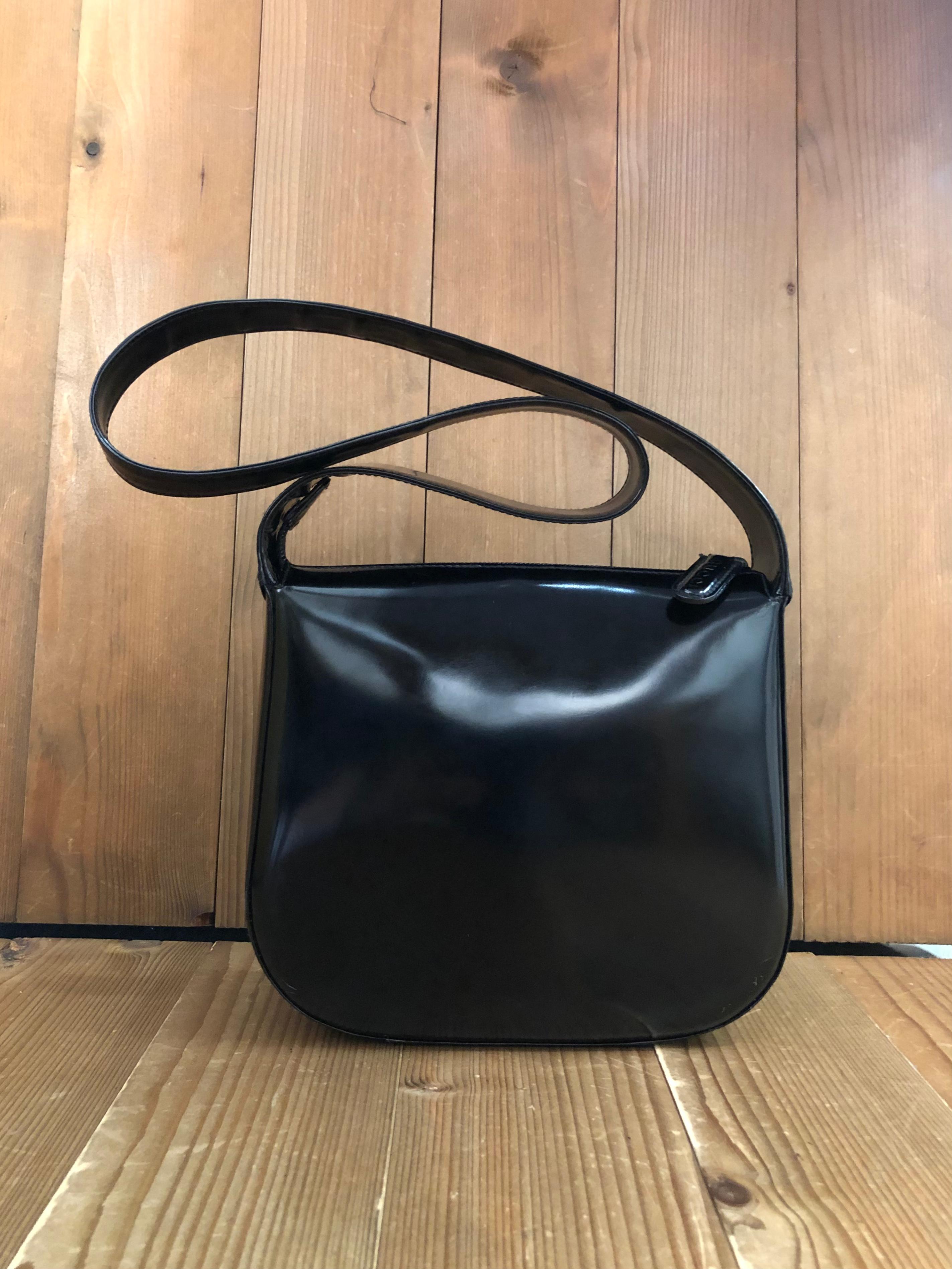 Women's 1990s Vintage GUCCI Small Hobo Shoulder Bag Polished Leather Black  For Sale