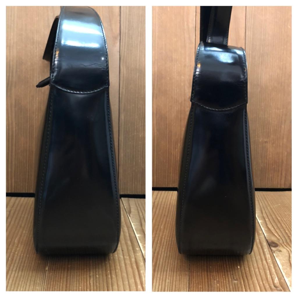 1990s Vintage GUCCI Small Hobo Shoulder Bag Polished Leather Black  For Sale 3