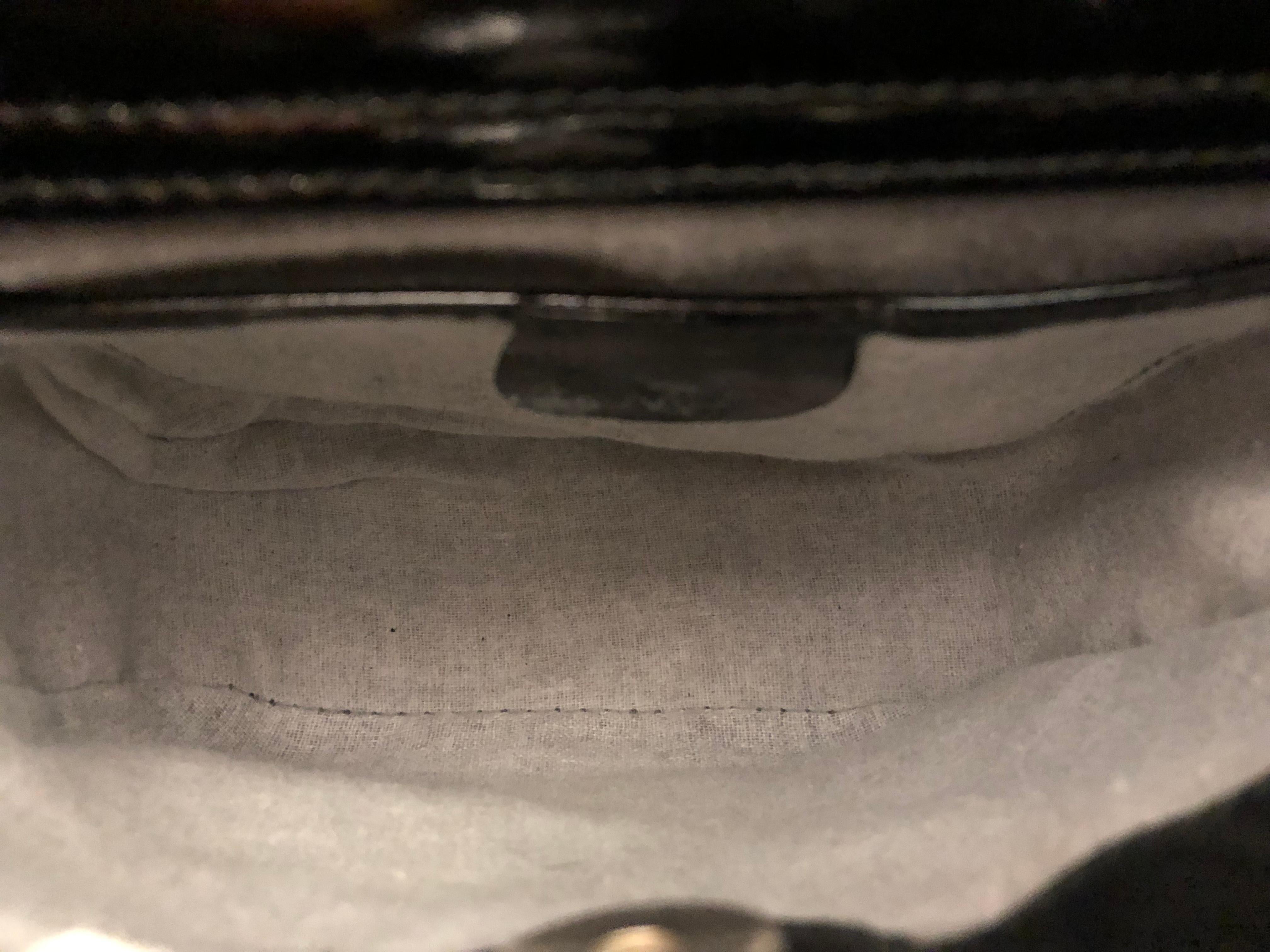1990er Vintage GUCCI Mini Hobo Handtasche aus Lackleder in Schwarz  im Angebot 4