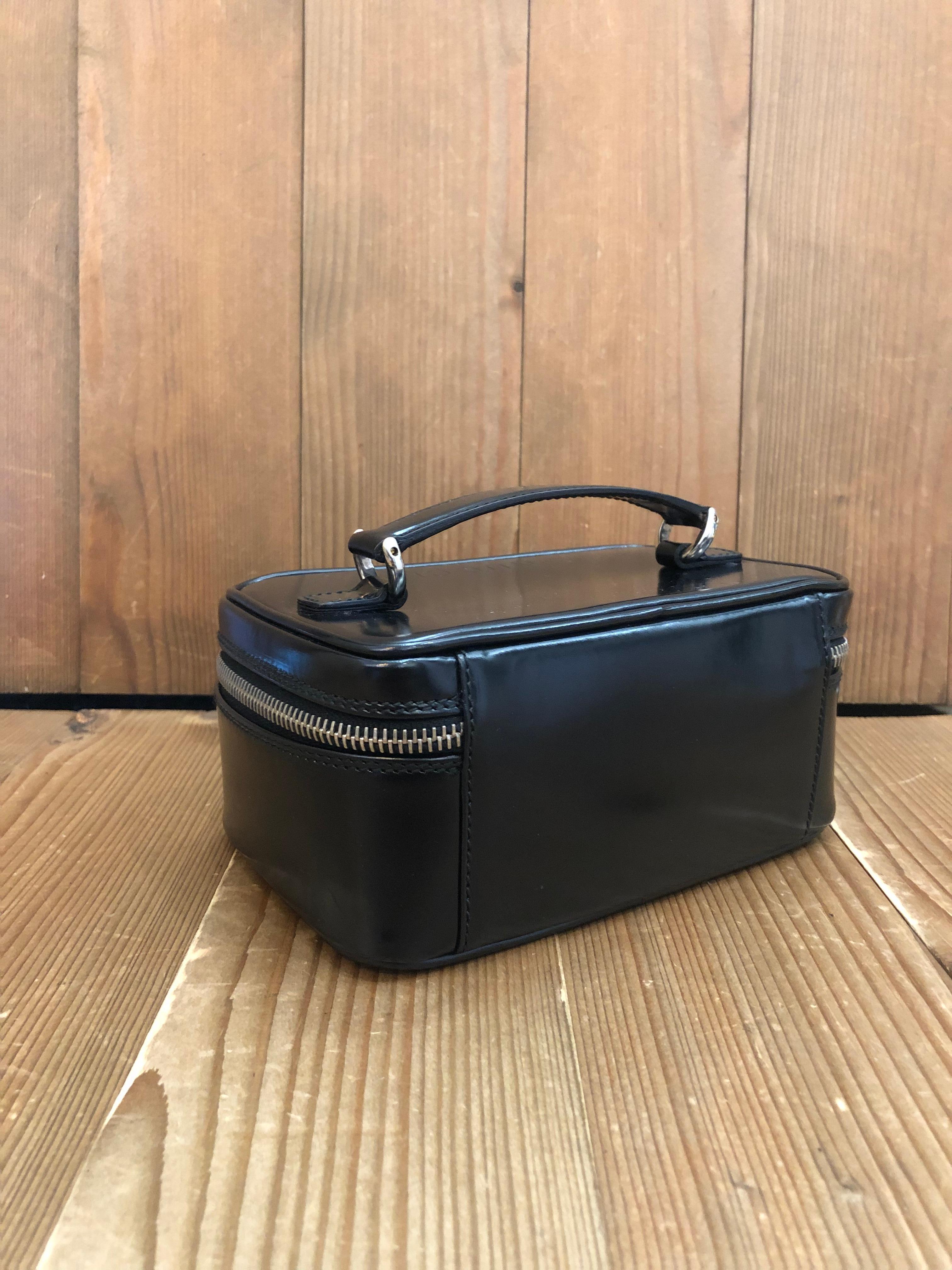 1990s Vintage GUCCI Mini Vanity Case Hand Bag Polished Leather Black In Good Condition In Bangkok, TH