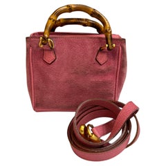 Borsa a tracolla vintage Gucci degli anni '90, in mini pelle nabuk con motivo Bamboo, rosa, con doppio sistema di chiusura