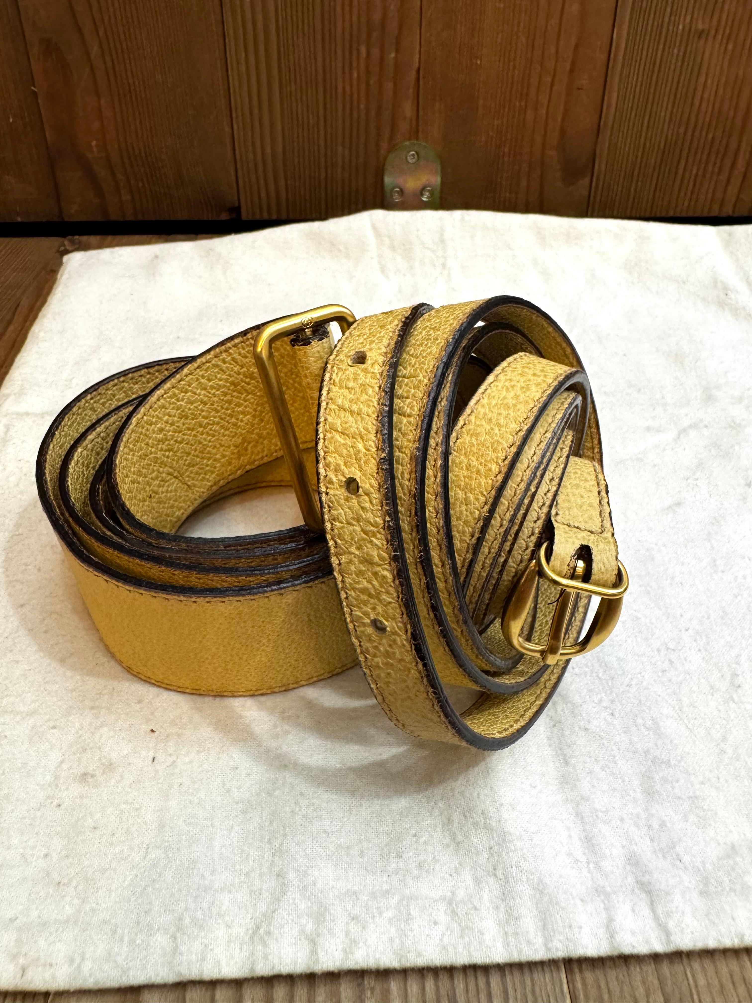 1990s Vintage GUCCI Mini Nubuck Leather Two-Way Saddle Crossbody Belt Bag Amarillo en venta 6