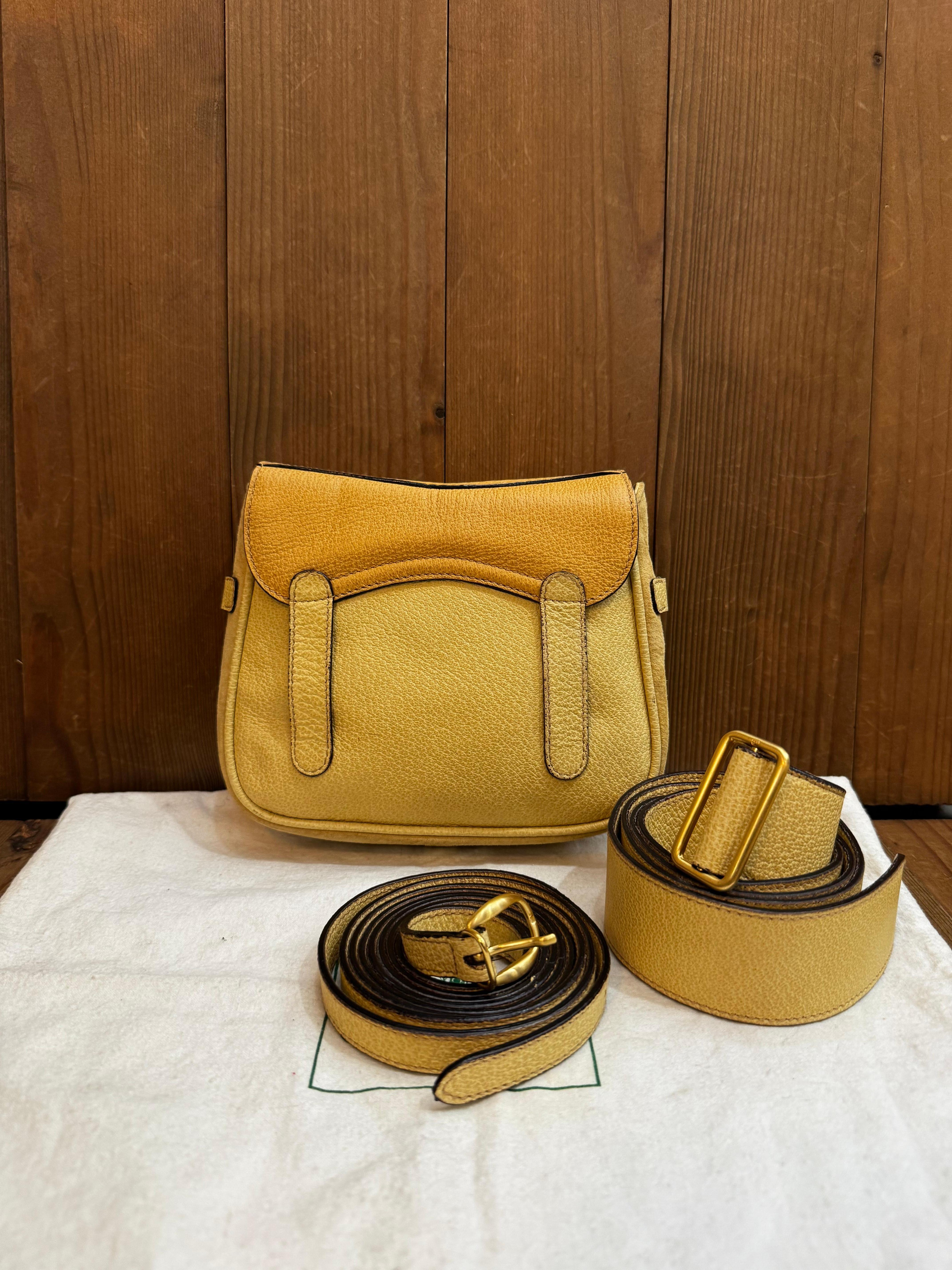 1990s Vintage GUCCI Mini Nubuck Leather Two-Way Saddle Crossbody Belt Bag Amarillo en Bueno estado para la venta en Bangkok, TH