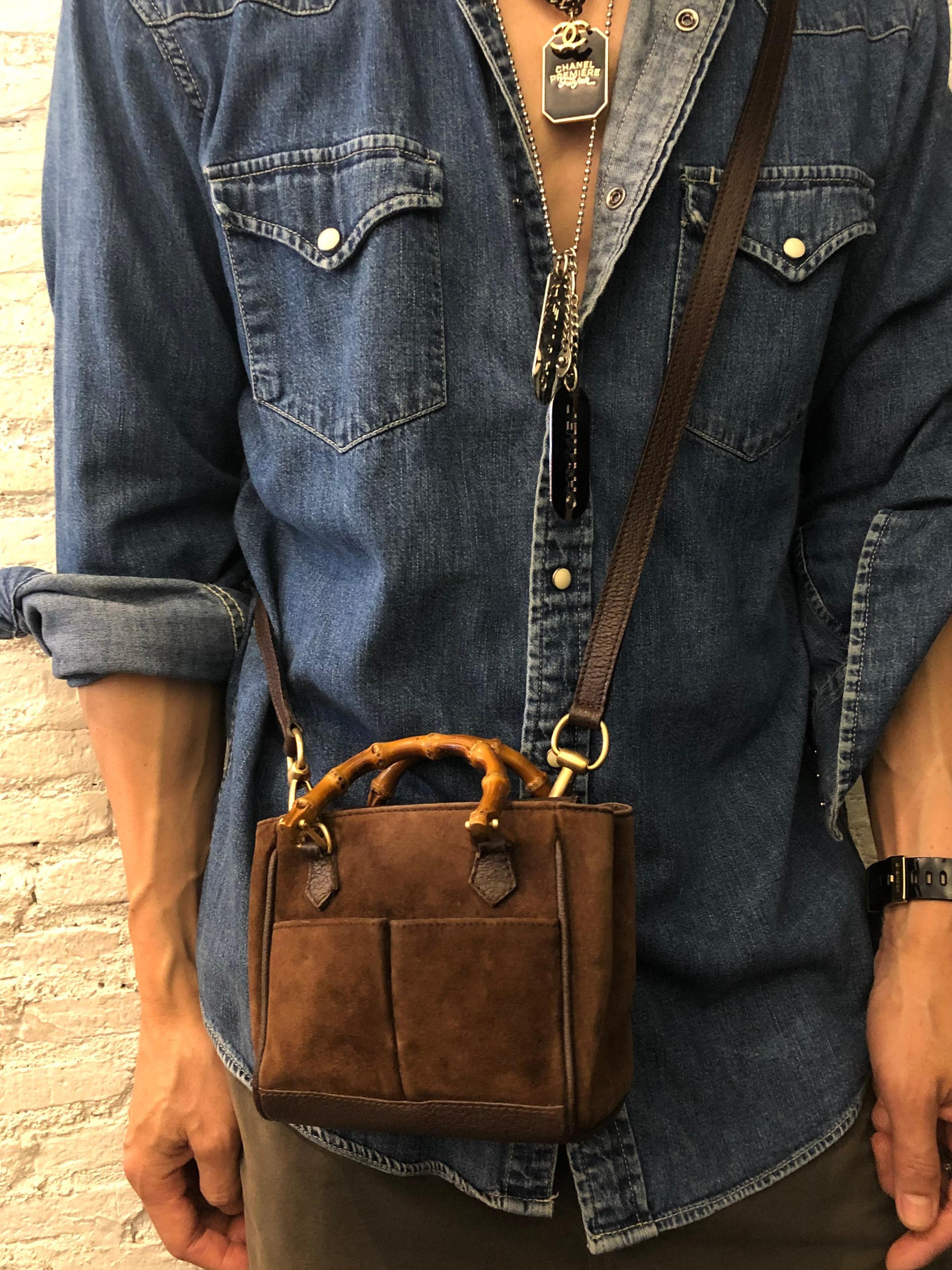 1990er Jahre Vintage GUCCI Mini Nubukleder Bambus Zwei-Wege-Crossbody Handtasche Brown (Schwarz) im Angebot