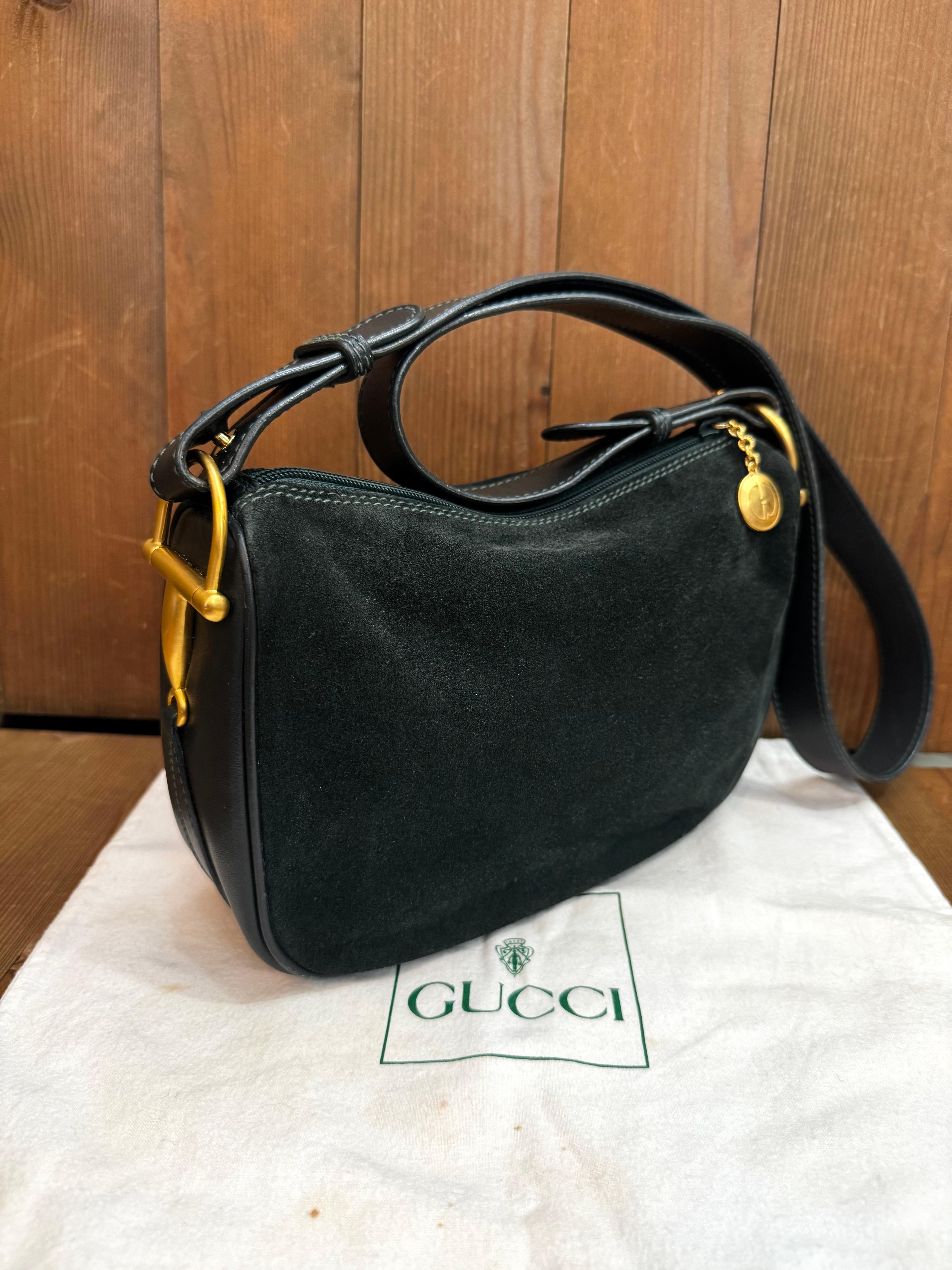 Ce sac d'appareil photo vintage de Gucci est réalisé en cuir de veau lisse et en nubuck de couleur vert chasseur. Il est doté d'une bandoulière amovible du même cuir. La fermeture à glissière sur le dessus ouvre sur un intérieur enduit qui a été