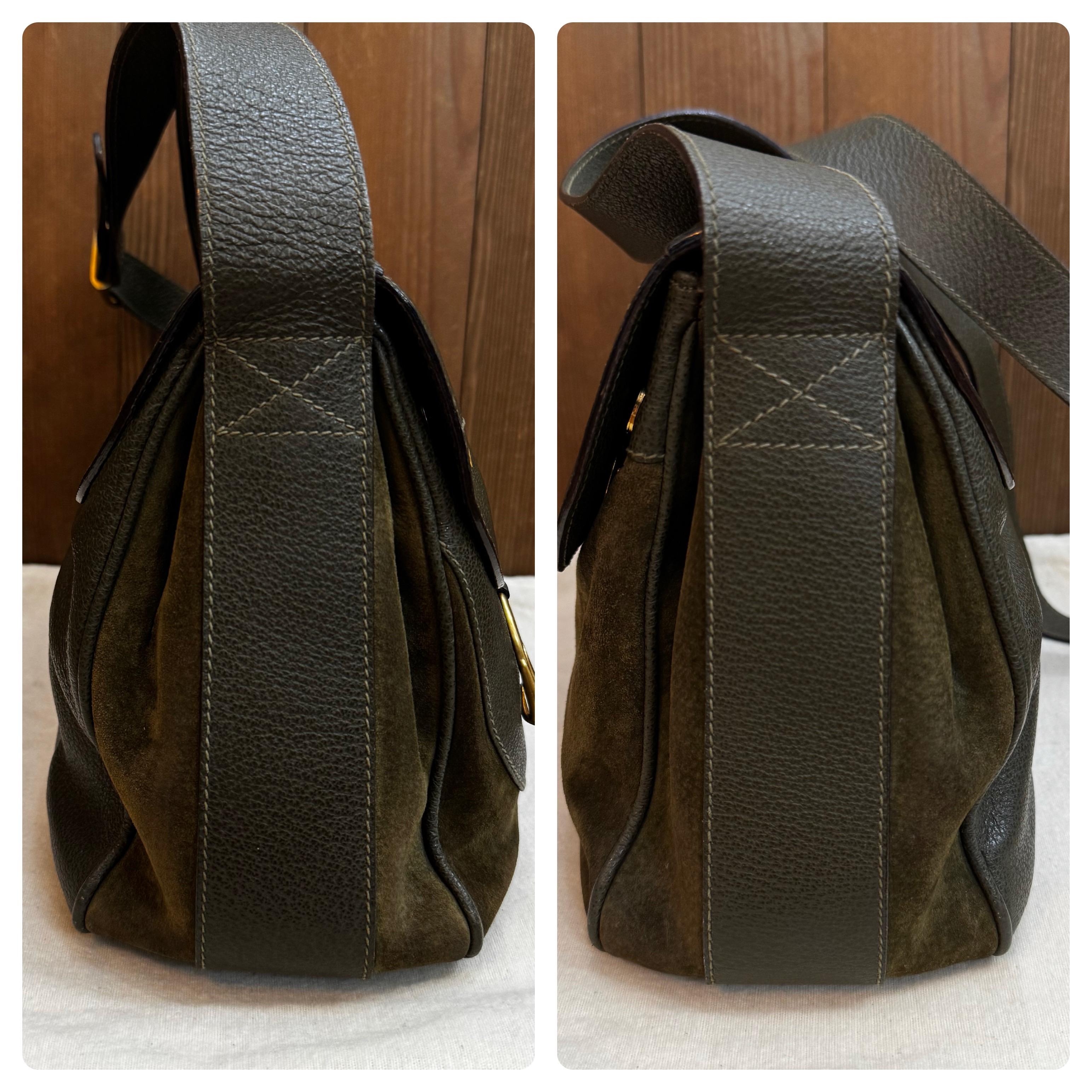 1990 Vintage GUCCI Nubuck Pigskin Leather Saddle Camera Bag Green Mens Unisex Bon état - En vente à Bangkok, TH