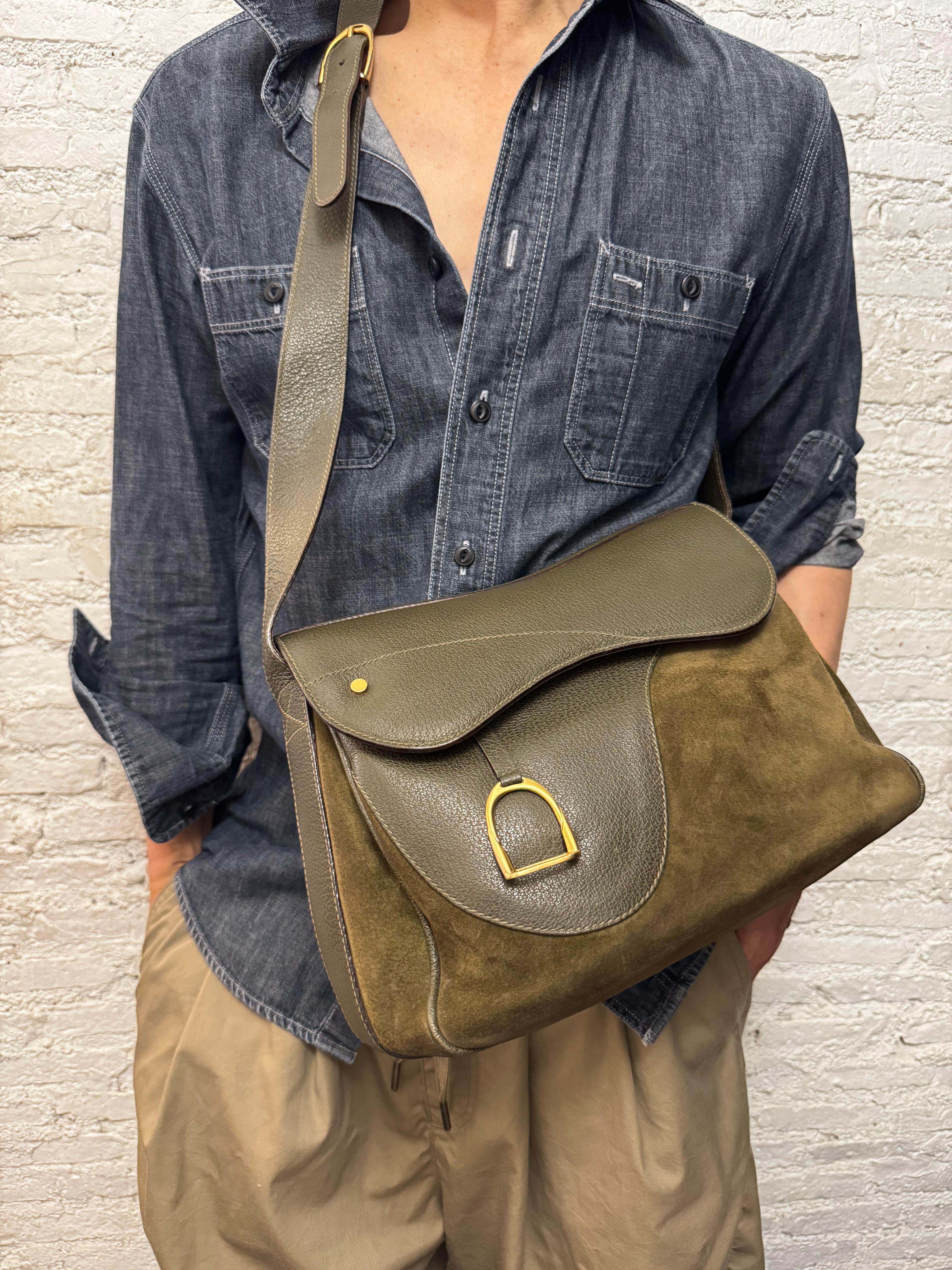 1990 Vintage GUCCI Nubuck Pigskin Leather Saddle Camera Bag Green Mens Unisex en vente 3