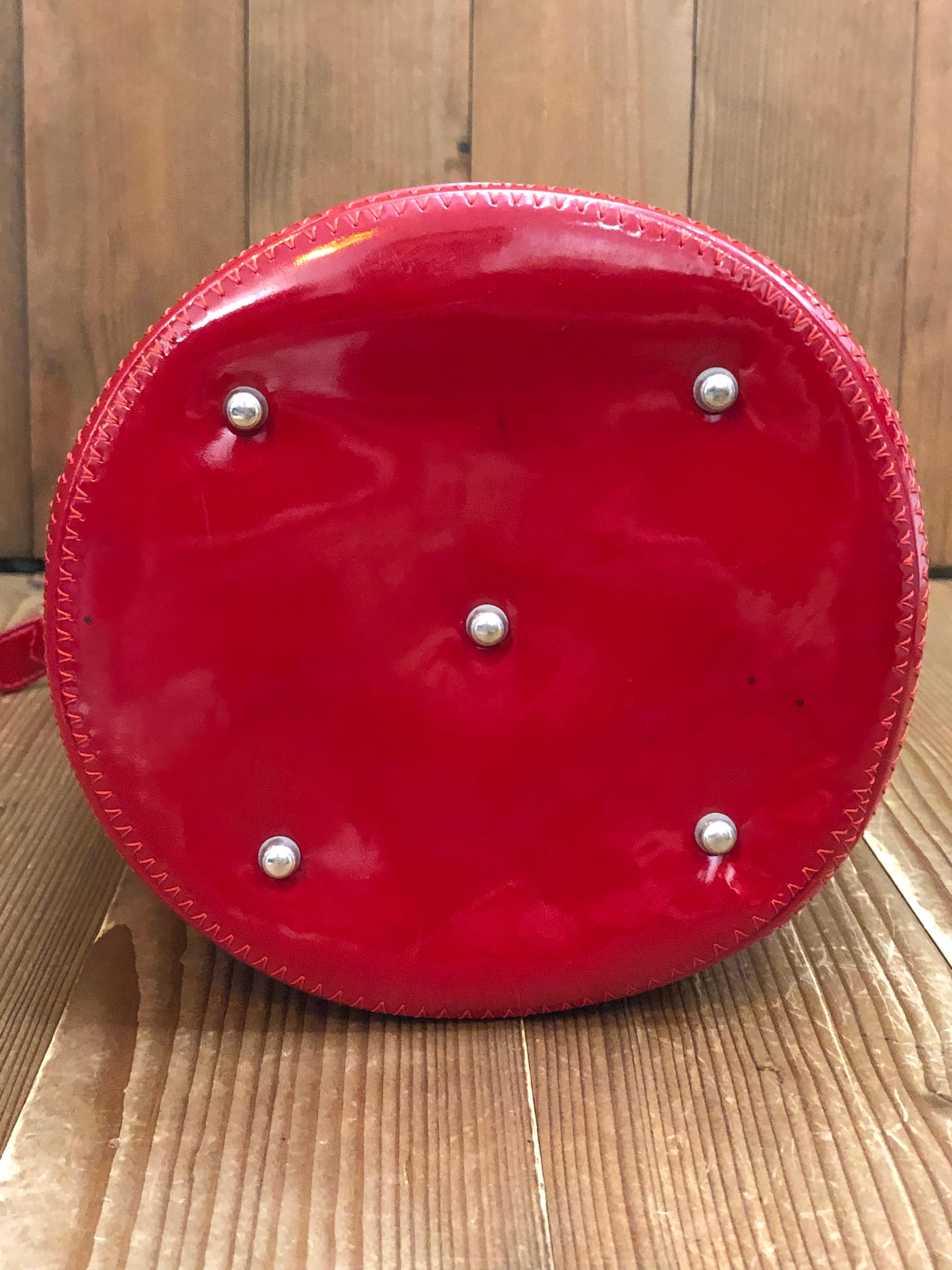 1990s Vintage GUCCI Patent Leather Bamboo Bucket Bag Drawstring Red For Sale 5