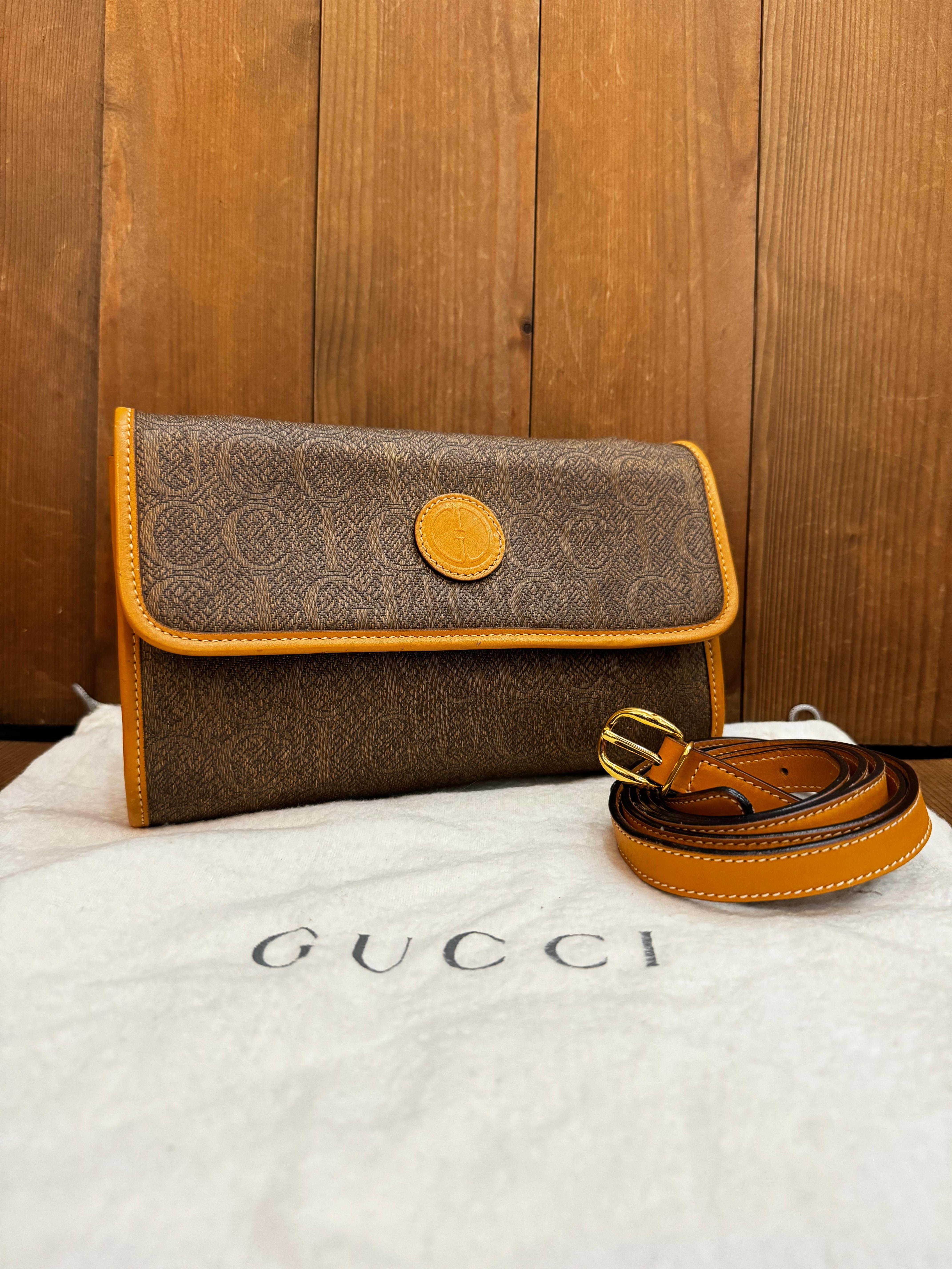 Ce mini sac crossbody vintage GUCCI est réalisé en jacquard GUCCI brodé de soie en cuir de veau lisse marron et en cuir de veau lisse marron. Il est doté d'une bandoulière amovible du même cuir. Le rabat avant à fermeture magnétique s'ouvre sur un