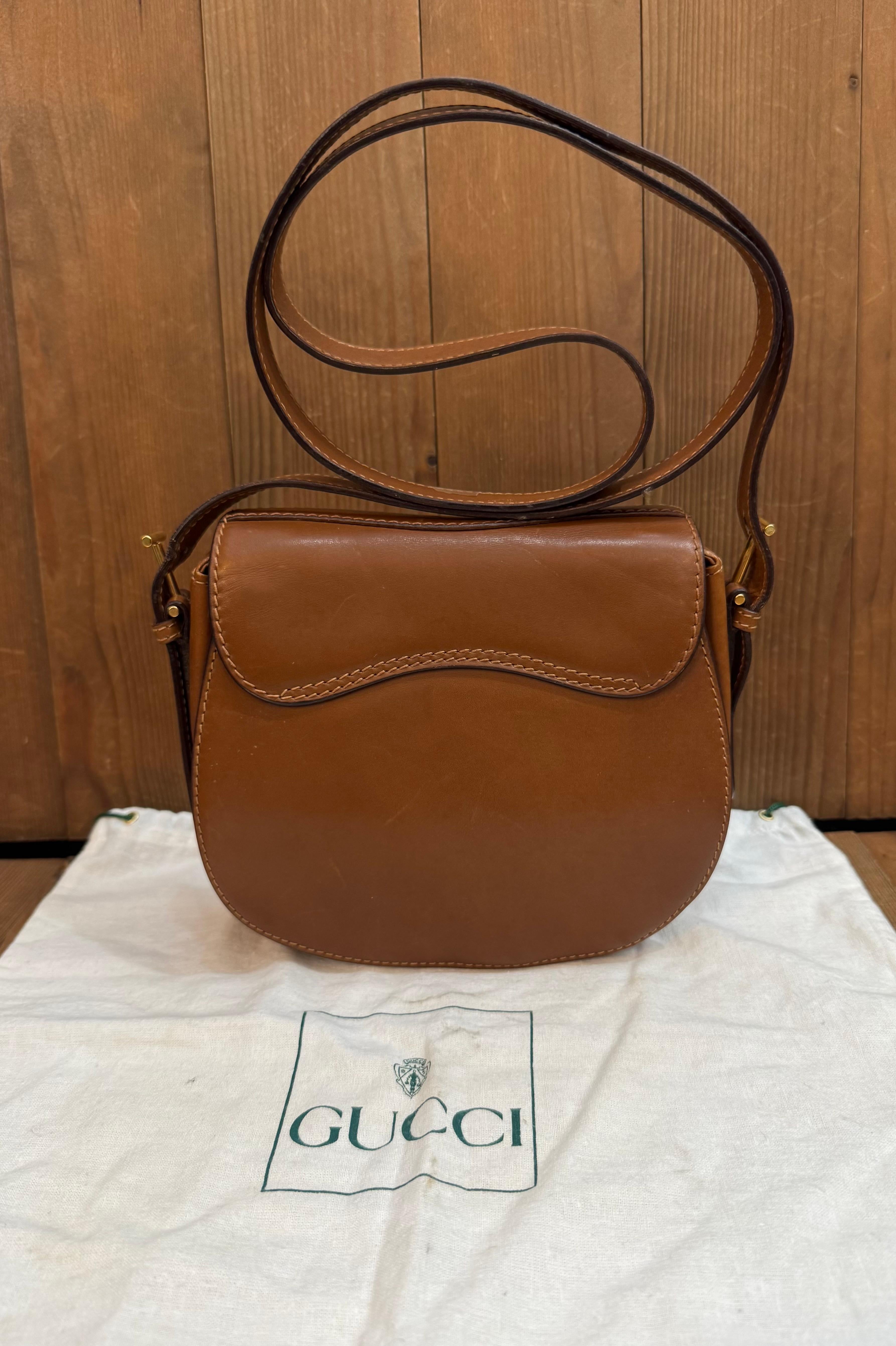 1990s Vintage GUCCI Pequeño Bolso Crossbody de piel de becerro ecuestre Marrón en Bueno Estado en Bangkok, TH