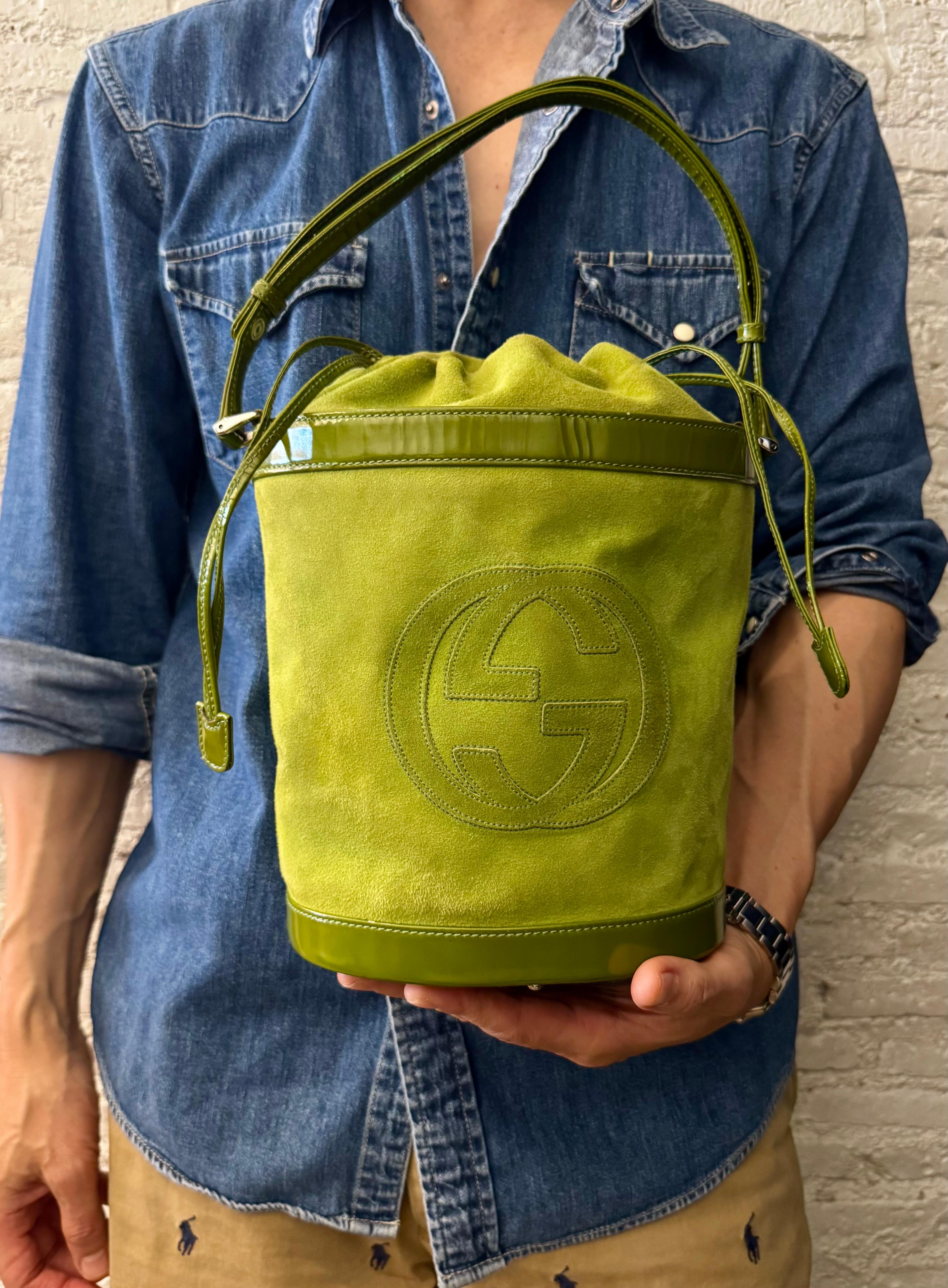 1990s Vintage GUCCI Suede Patent Leather Bucket Bag Lime In Good Condition In Bangkok, TH
