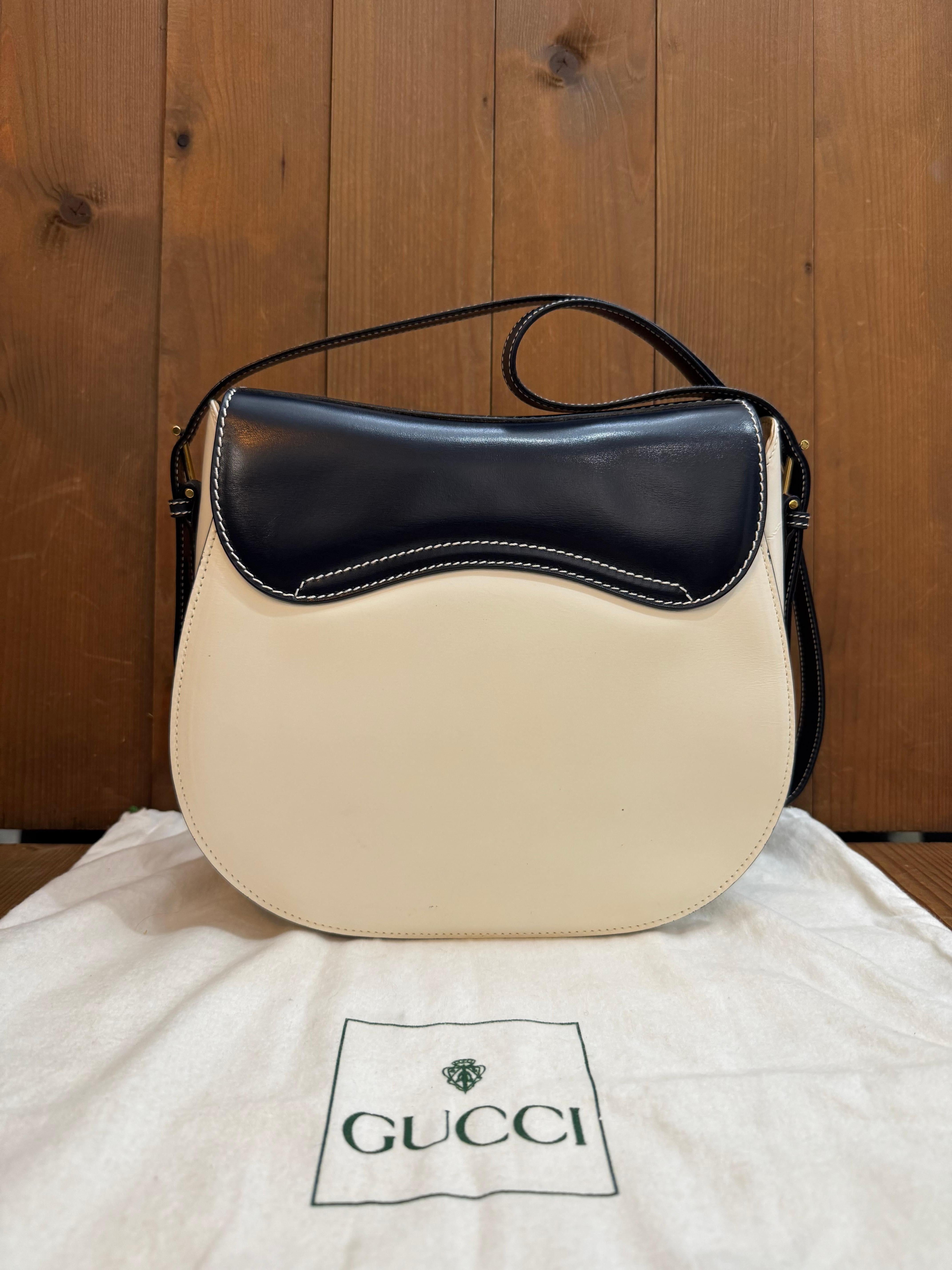 1990s Vintage GUCCI Calfskin Leather Saddle Shoulder Bag Equestrian Navy White In Good Condition In Bangkok, TH