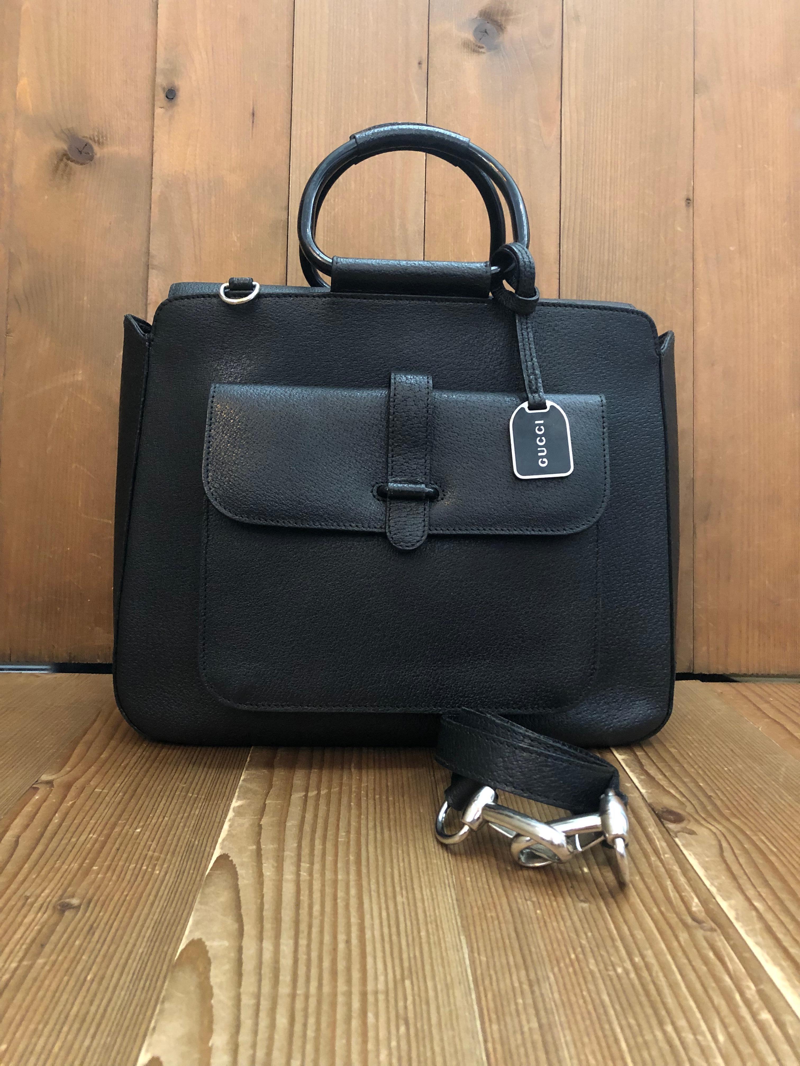 1990s Vintage GUCCI Two-Way Leather Crossbody Bag Black Medium In Good Condition In Bangkok, TH