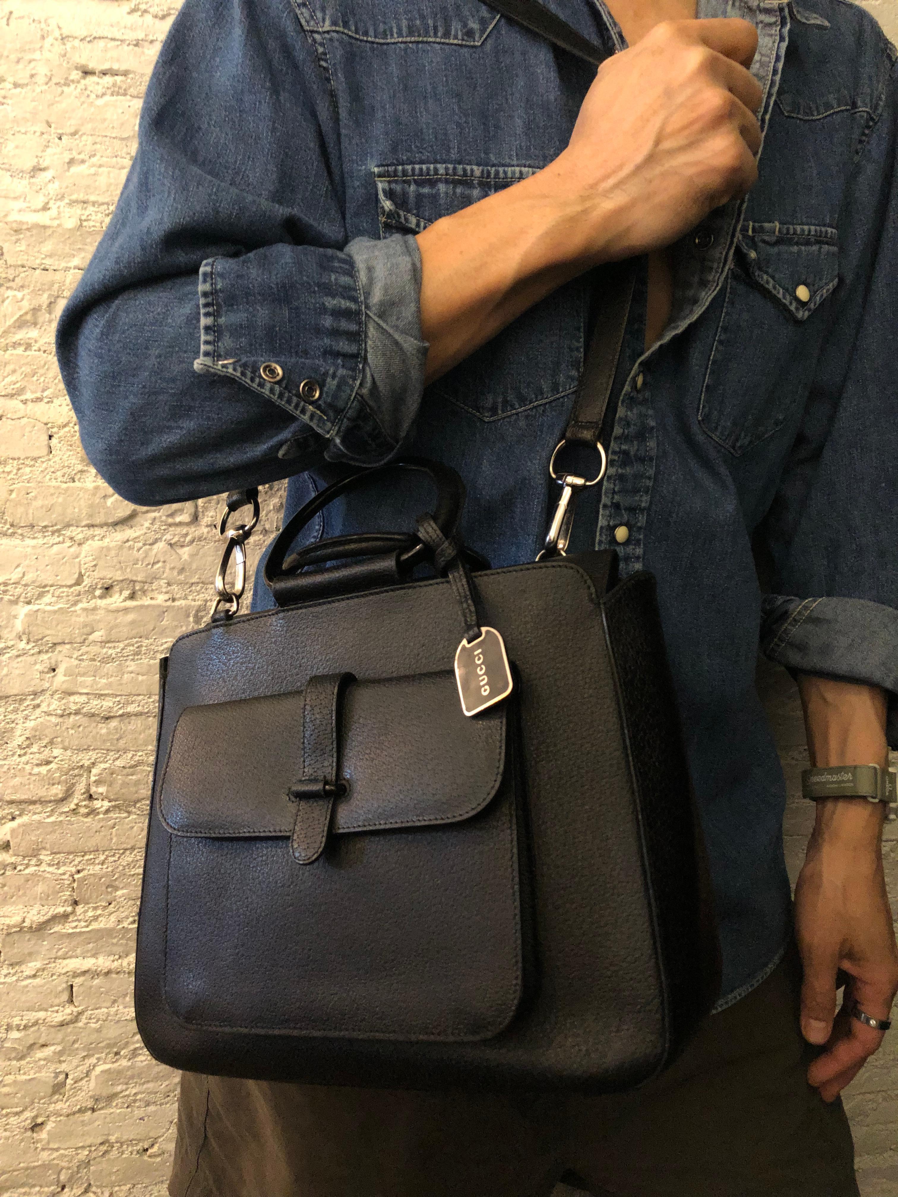 Women's or Men's 1990s Vintage GUCCI Two-Way Leather Crossbody Bag Black Medium