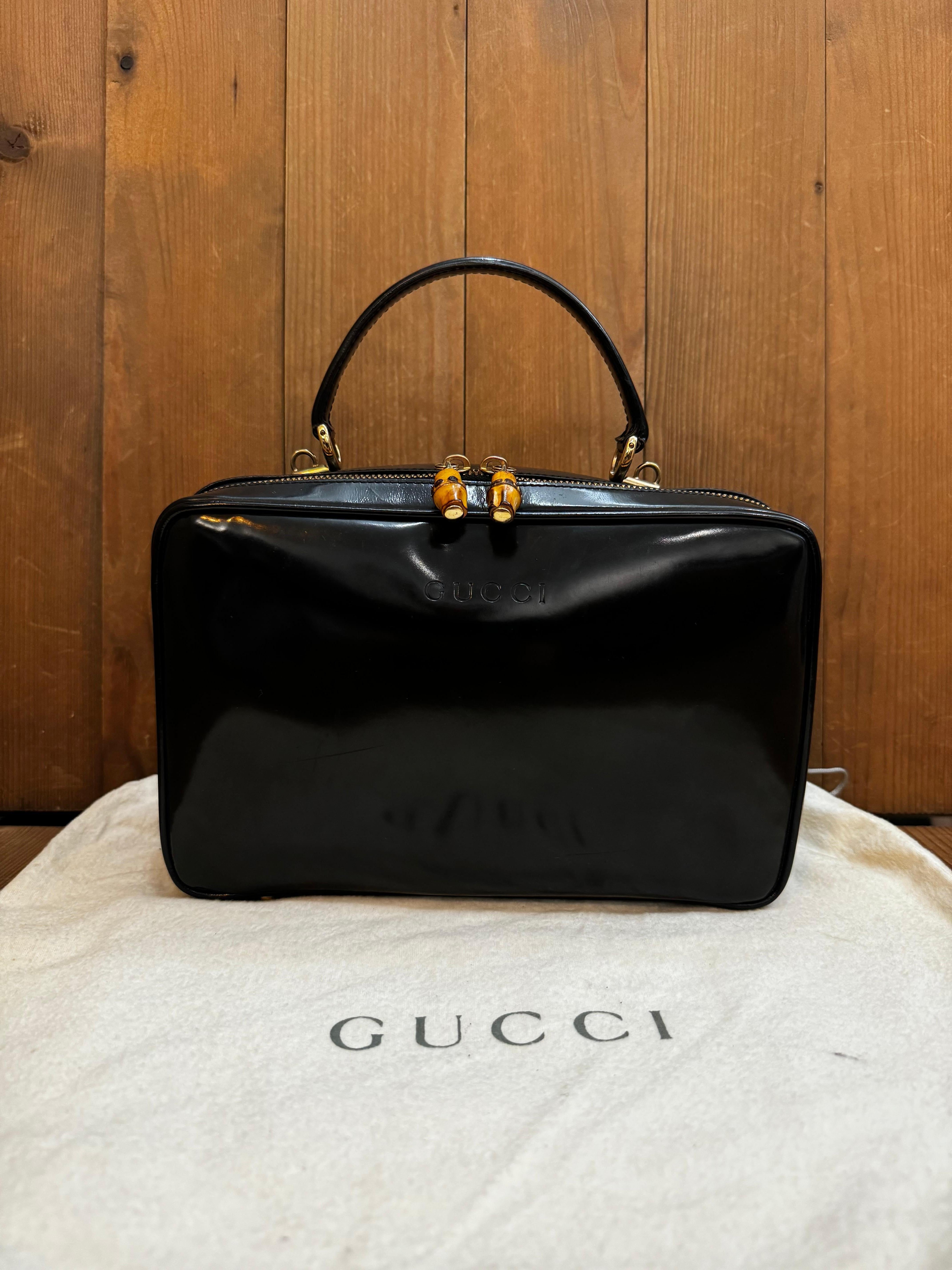 Ce petit sac à main vintage de Gucci est réalisé en cuir de veau poli de couleur noire, avec des accessoires dorés et des tirettes de fermeture éclair en bambou. La fermeture à glissière permet d'accéder à un intérieur enduit qui a été nettoyé par