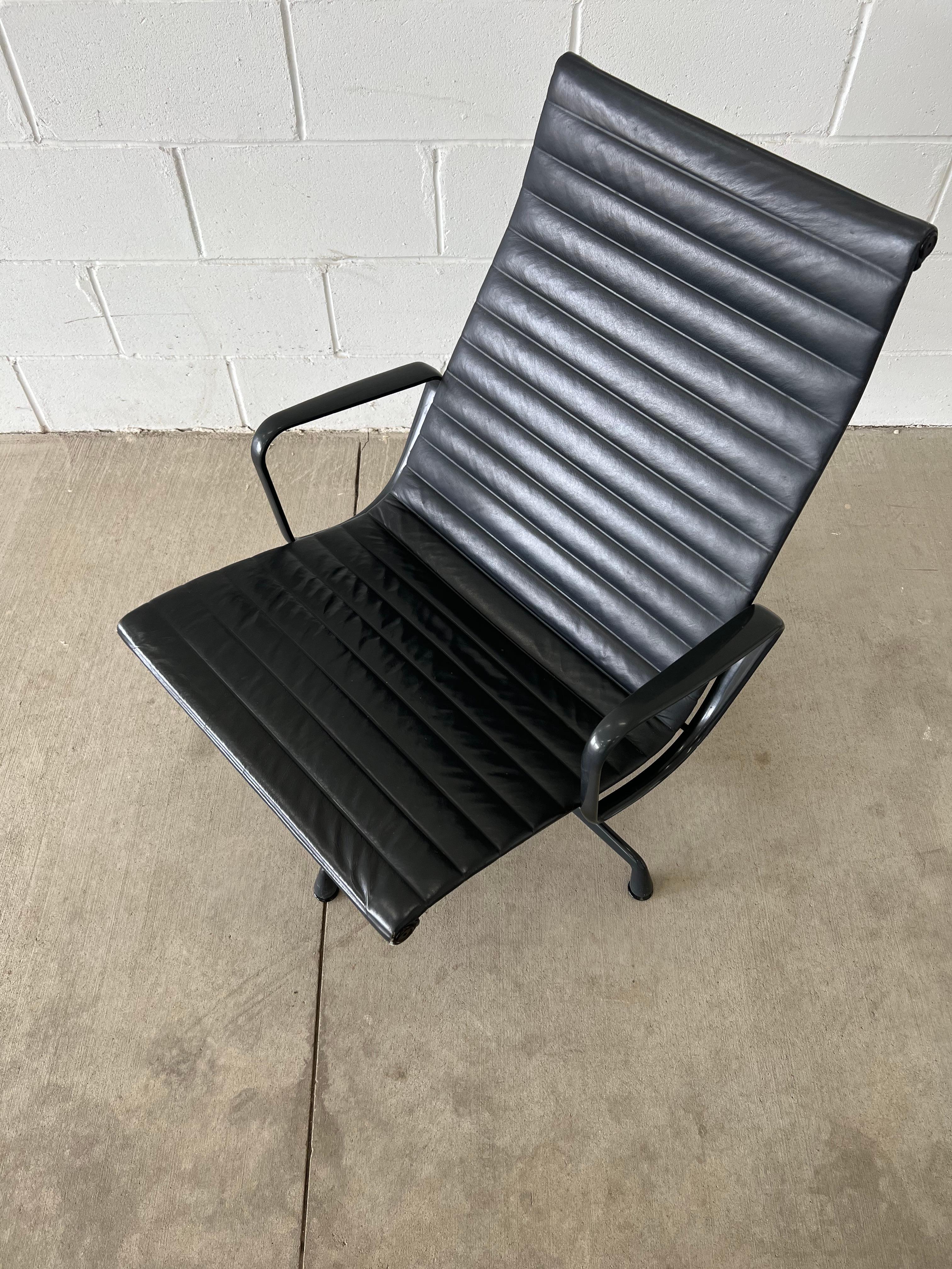 1990s Vintage Herman Miller Eames Aluminum Group Lounge Chair In Good Condition In Saint Paul, MN