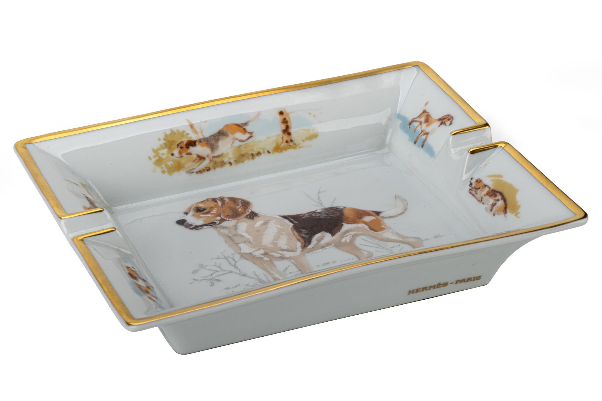 Schöne Hermes Aschenbecher mit Jagdhund Muster in der Mitte. Geringe Abnutzung am Wildleder.