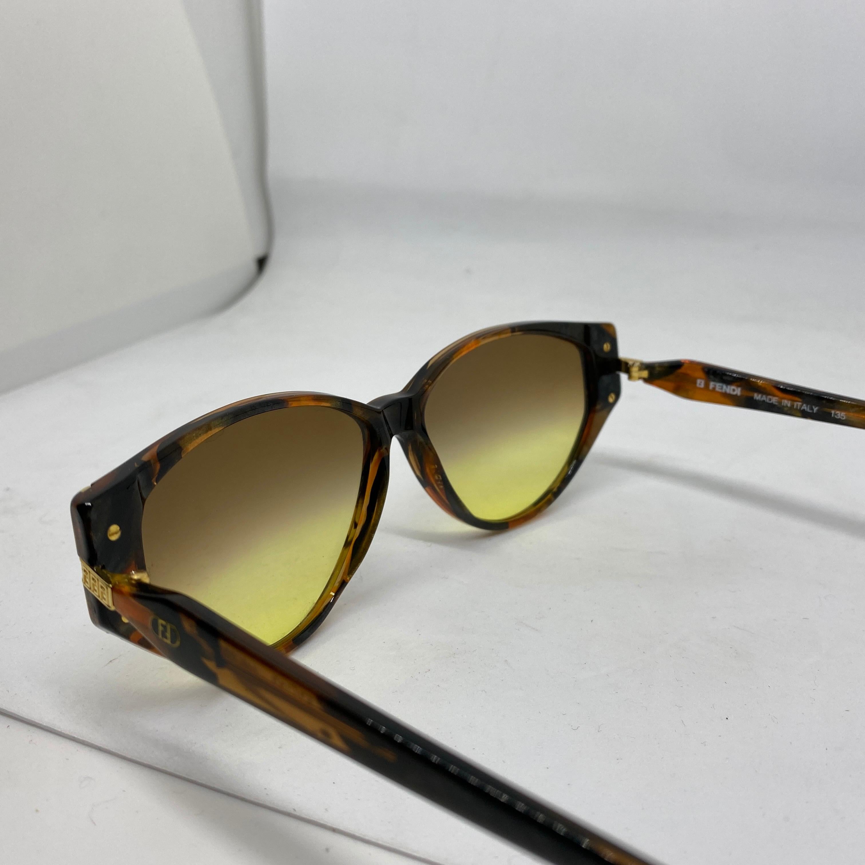 1990s Vintage Italian Fake Tortoise Lucite Sunglasses by Fendi In Excellent Condition For Sale In Aci Castello, IT