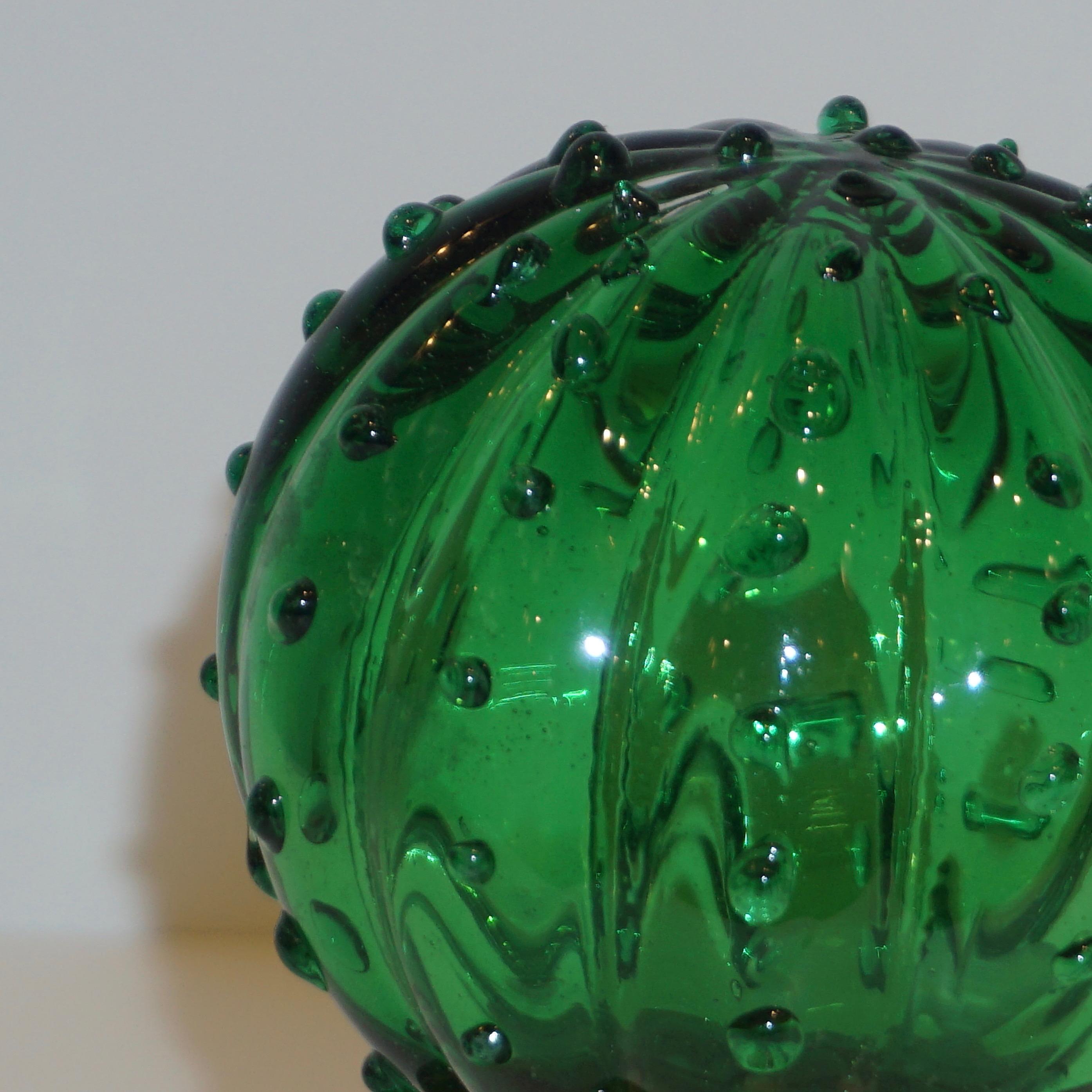 Fait main Petit cactus de verre de Murano vintage vert vif dans un pot doré peint, années 1990 en vente