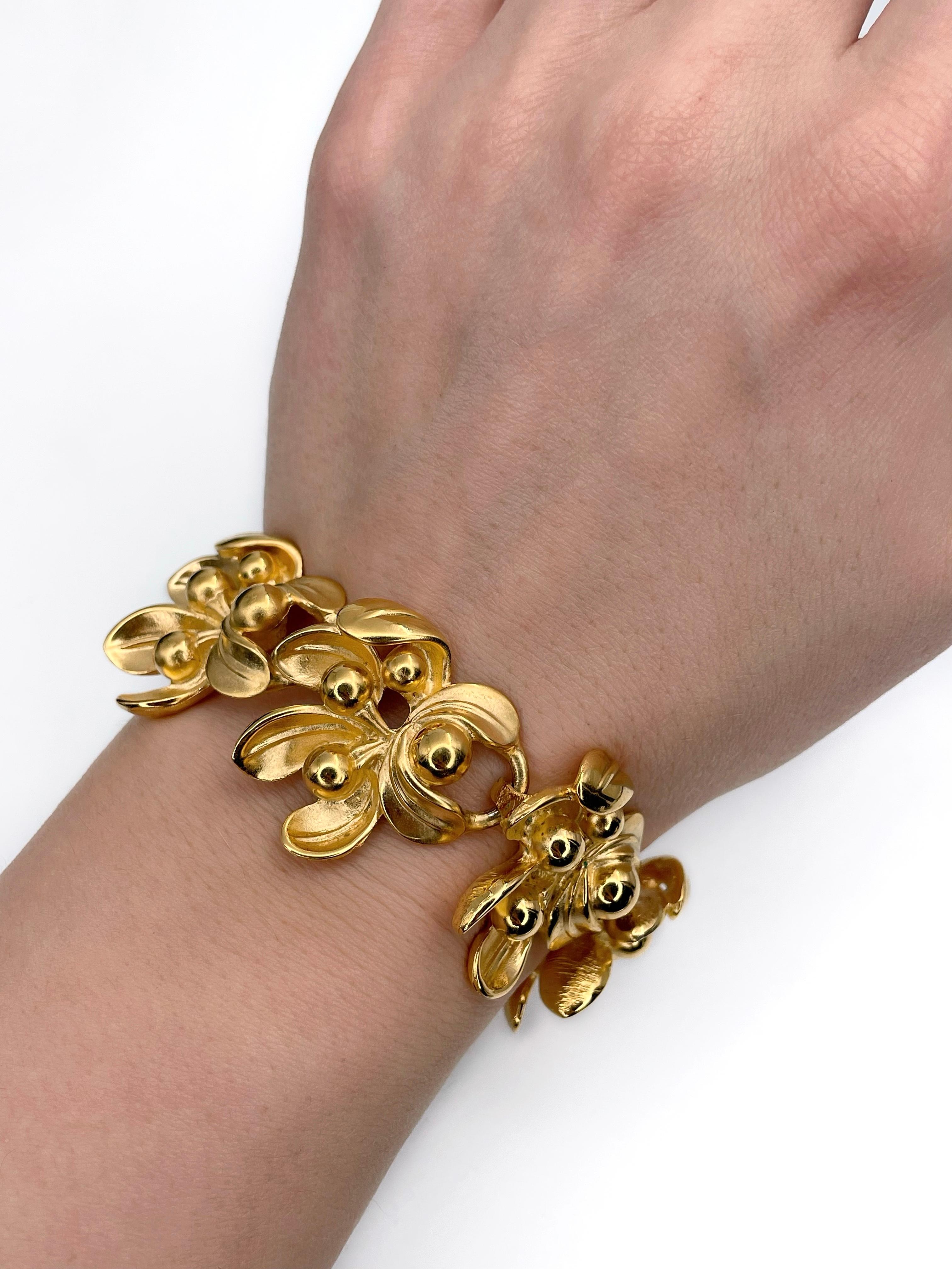 This is a gold tone floral design bracelet created by Lanvin in 1990’s. The piece is gold plated. 

Markings: “Lanvin. Germany” (shown in photos).

Length: 18.5cm
Width: ~2.7cm

———

If you have any questions, please feel free to ask. We describe