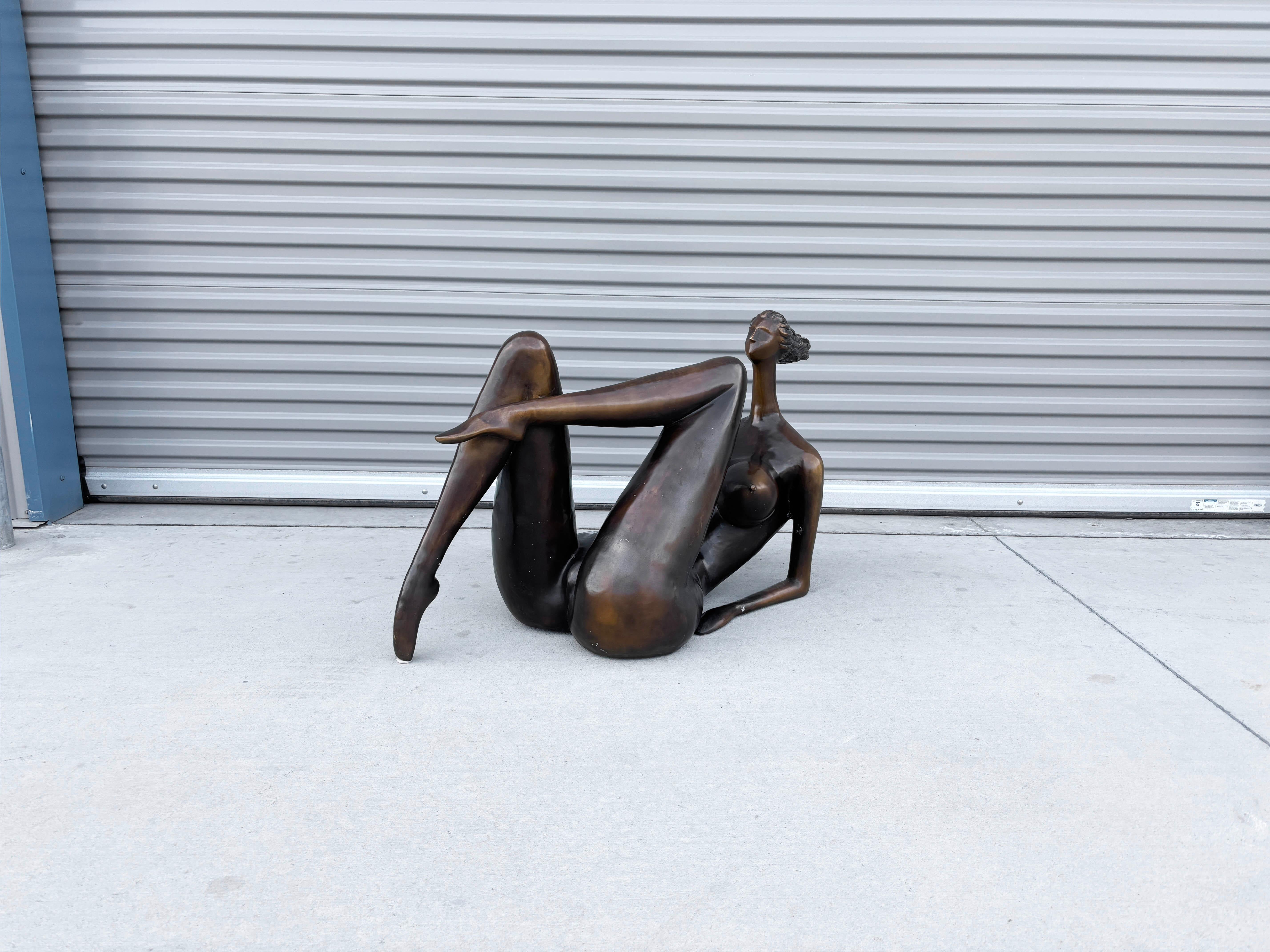 ✨ Vintage 1990s Reclining Female Bronze Sculpture ✨

Created in the United States during the 1990s, this captivating bronze sculpture features a reclining female figure rendered in a sleek, modernist style. With elongated limbs and a gracefully