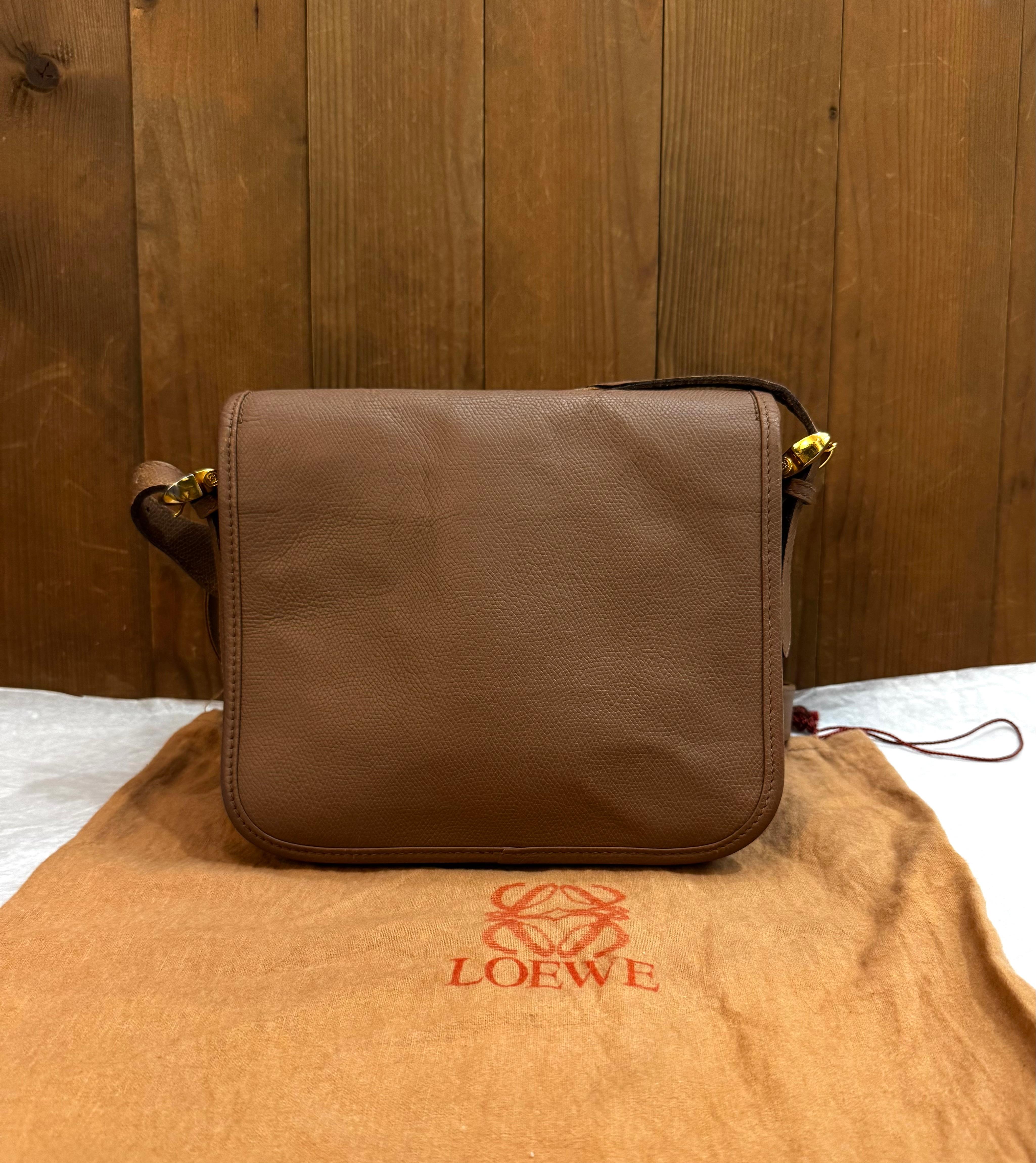 1990s Vintage LOEWE Anagram Leder Crossbody Tasche Brown Brown Unisex (Braun) im Angebot