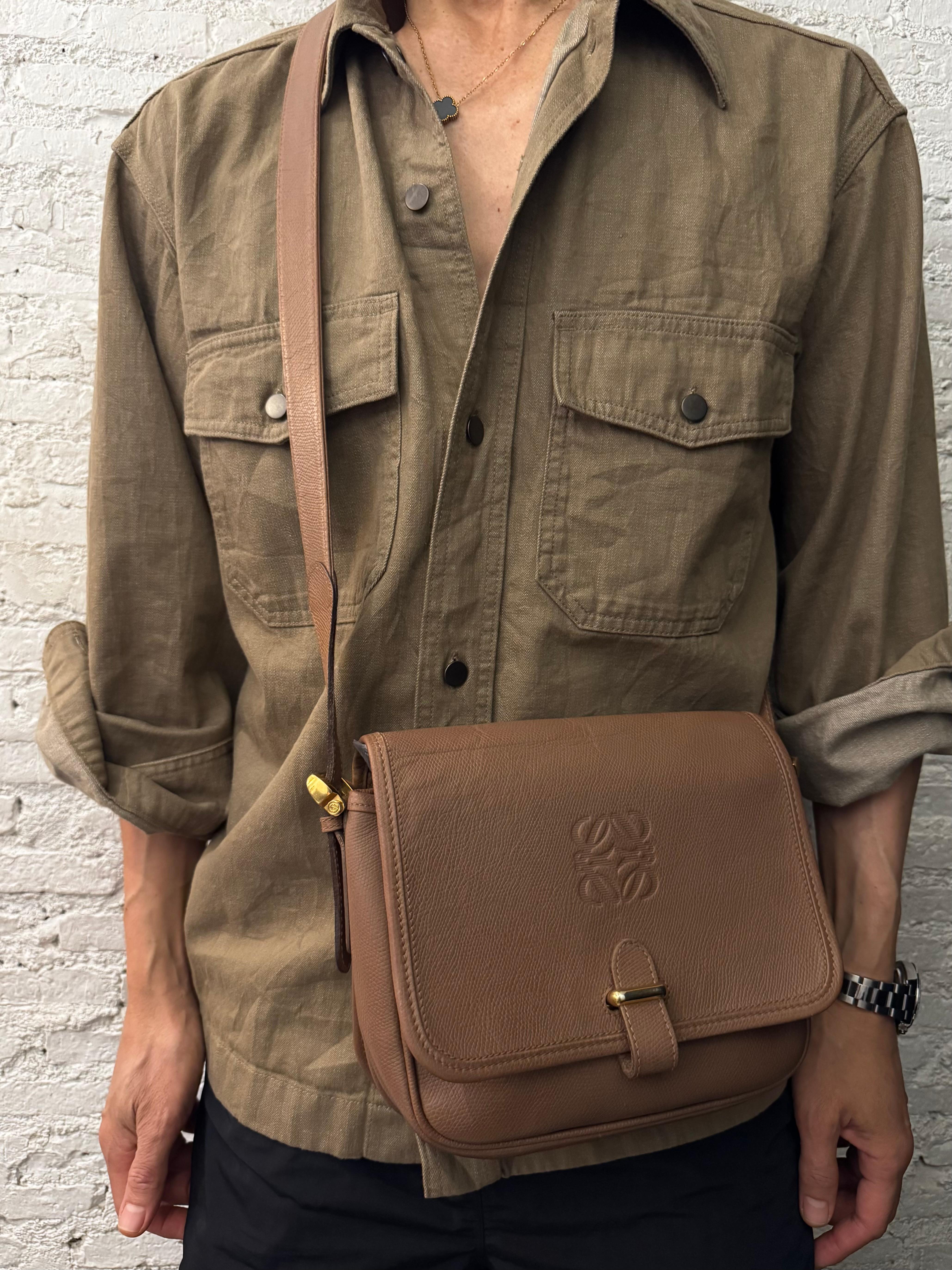 1990s Vintage LOEWE Anagram Leder Crossbody Tasche Brown Brown Unisex im Angebot 3