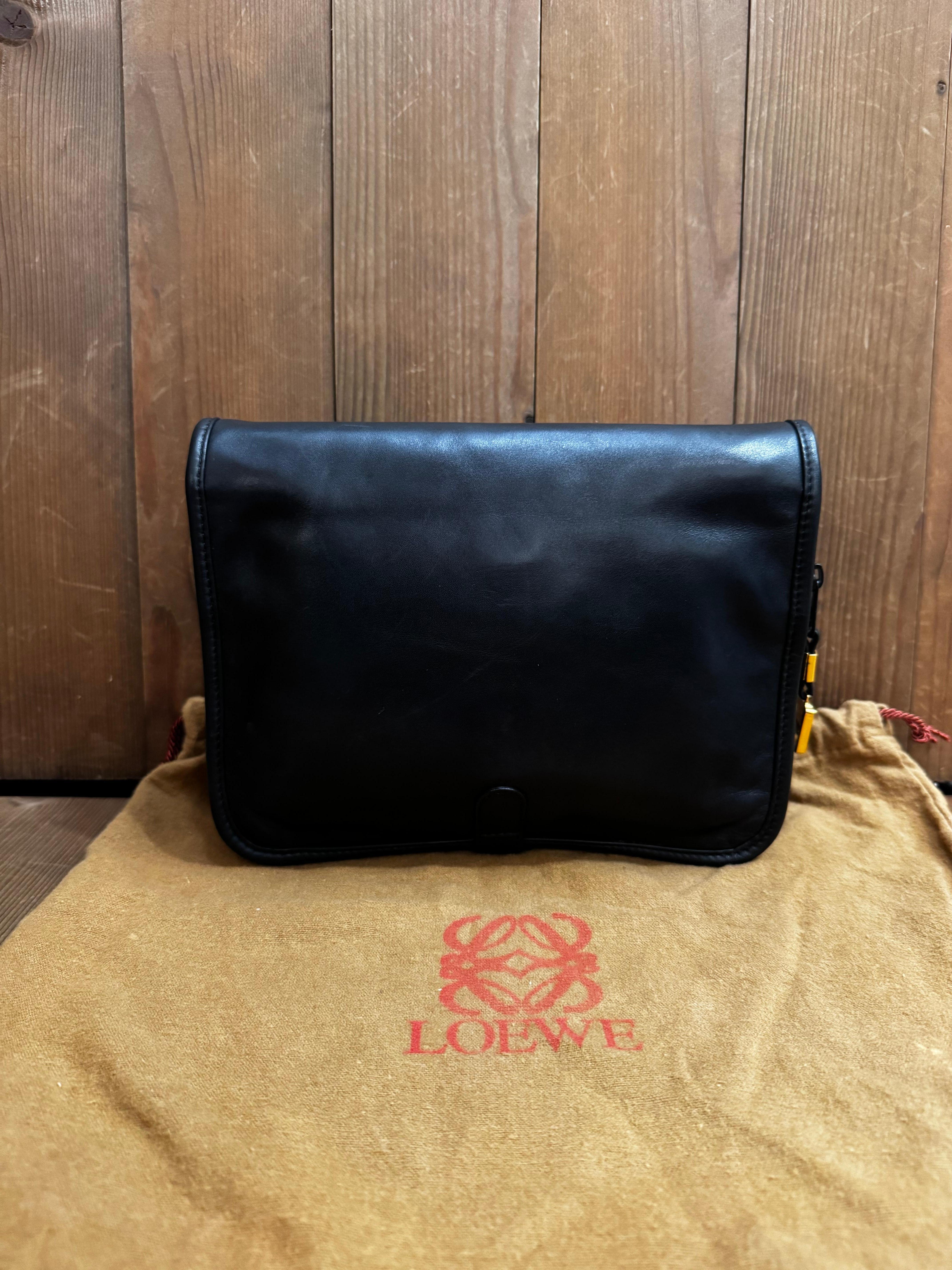 1990 Vintage LOEWE Pochette à deux volets en cuir de veau Noir Bon état - En vente à Bangkok, TH