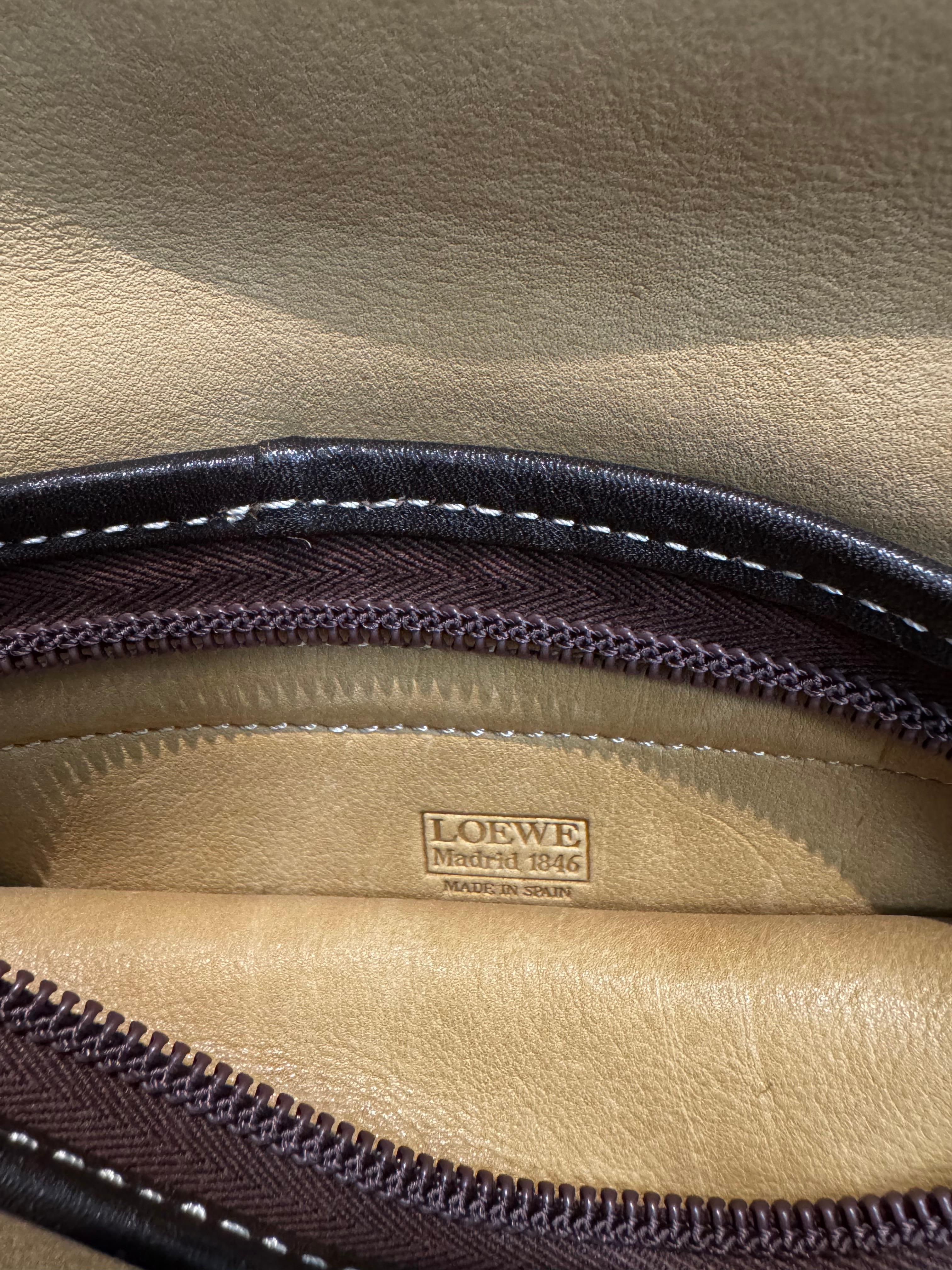 1990s Vintage LOEWE Doppelseitige Wildleder Anagramm Crossbody Bag Braun Klein im Angebot 6